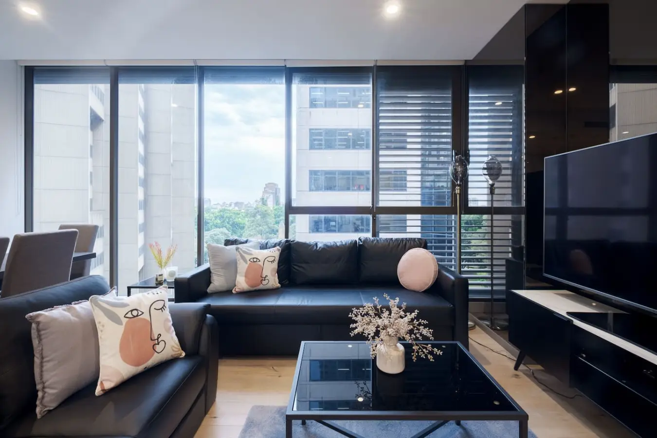 Sydney CBD 2-Bedroom Apartment with Hyde Park Views – Sleeps 6 - Image 1