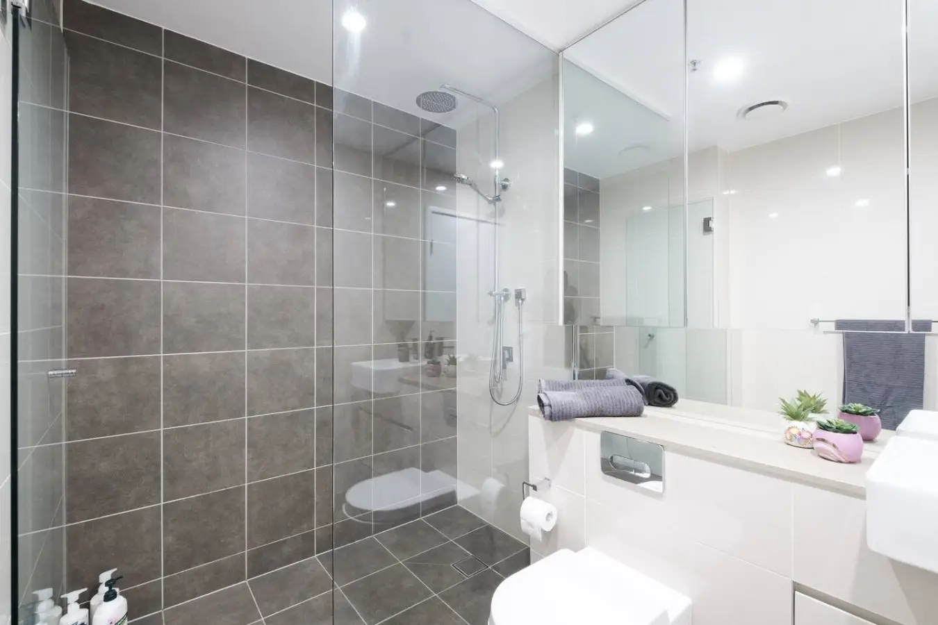 Sydney CBD 2-Bedroom Apartment with Hyde Park Views – Sleeps 6 - Image 12