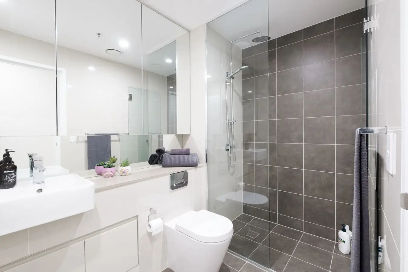 Luxury 2BR Sydney CBD Apartment with Views (Monthly Stays) - Image 10