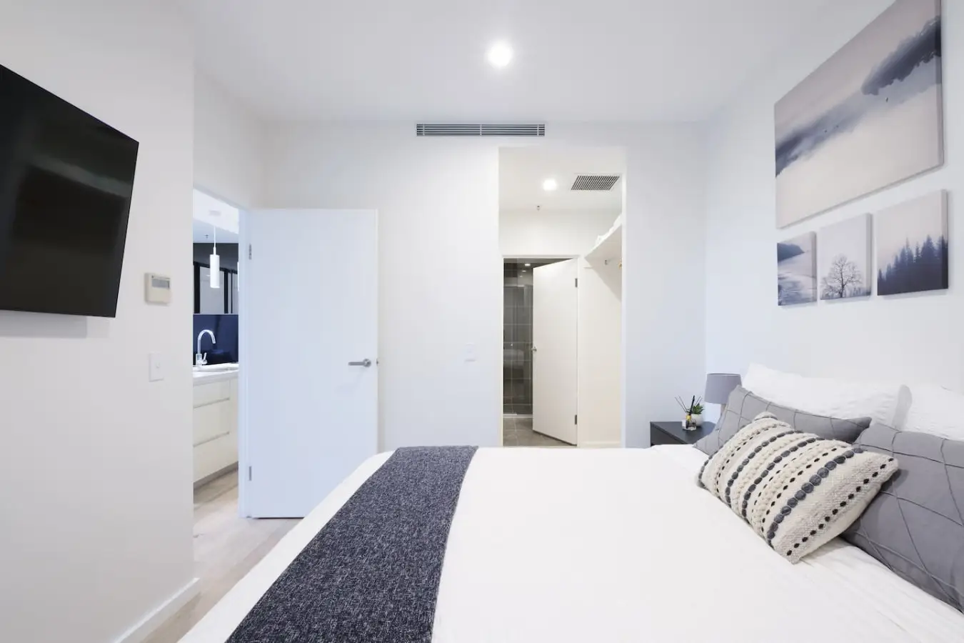 Luxury 2BR Sydney CBD Apartment with Views (Monthly Stays) - Image 5