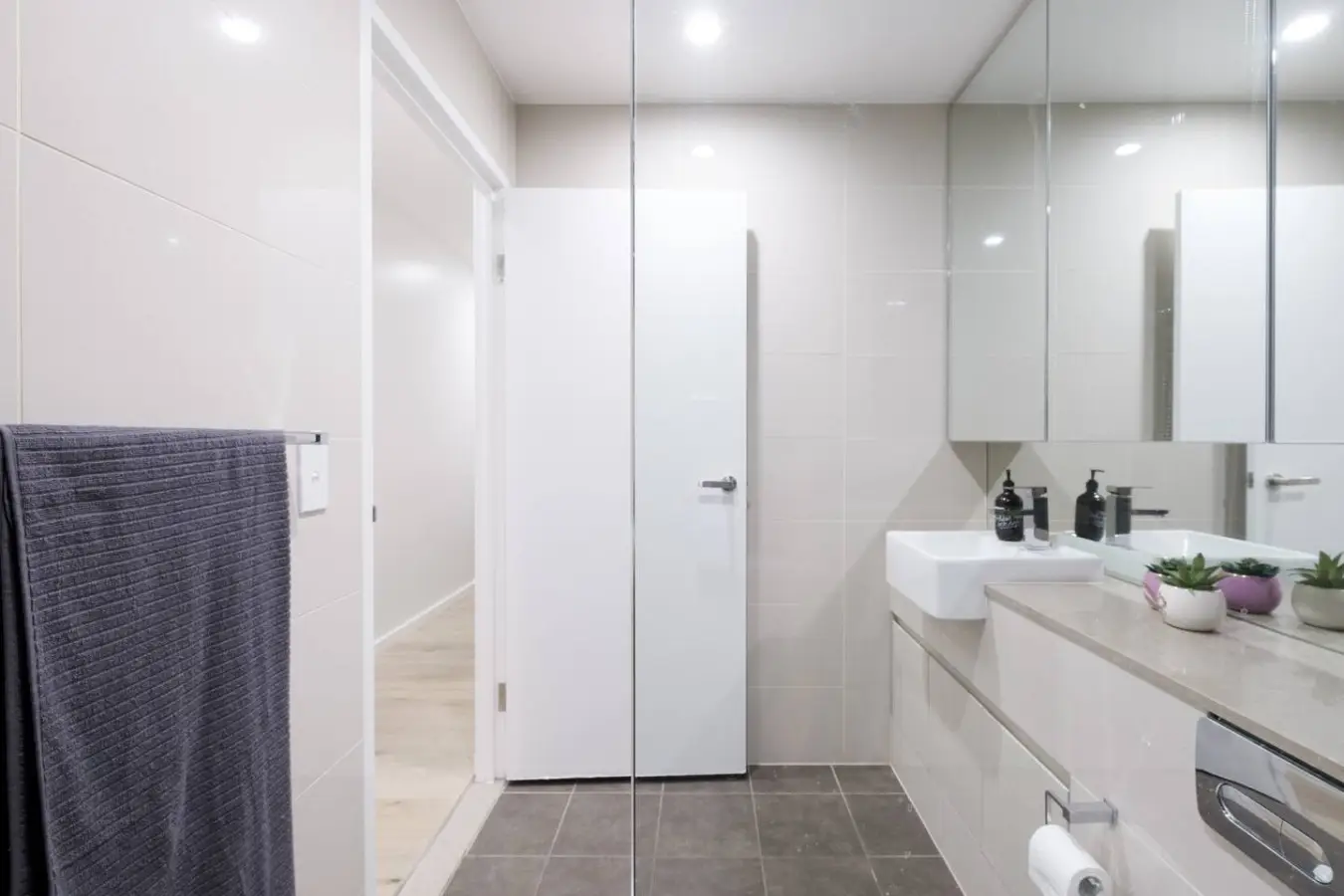 Luxury 2BR Sydney CBD Apartment with Views (Monthly Stays) - Image 16
