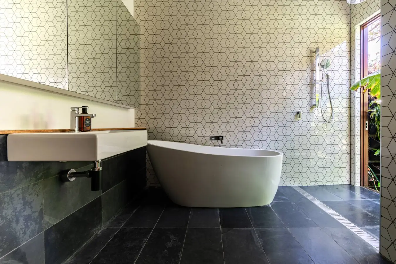 Villa Catherine – 4BR House + Studio, Lilyfield, Sydney - Image 15