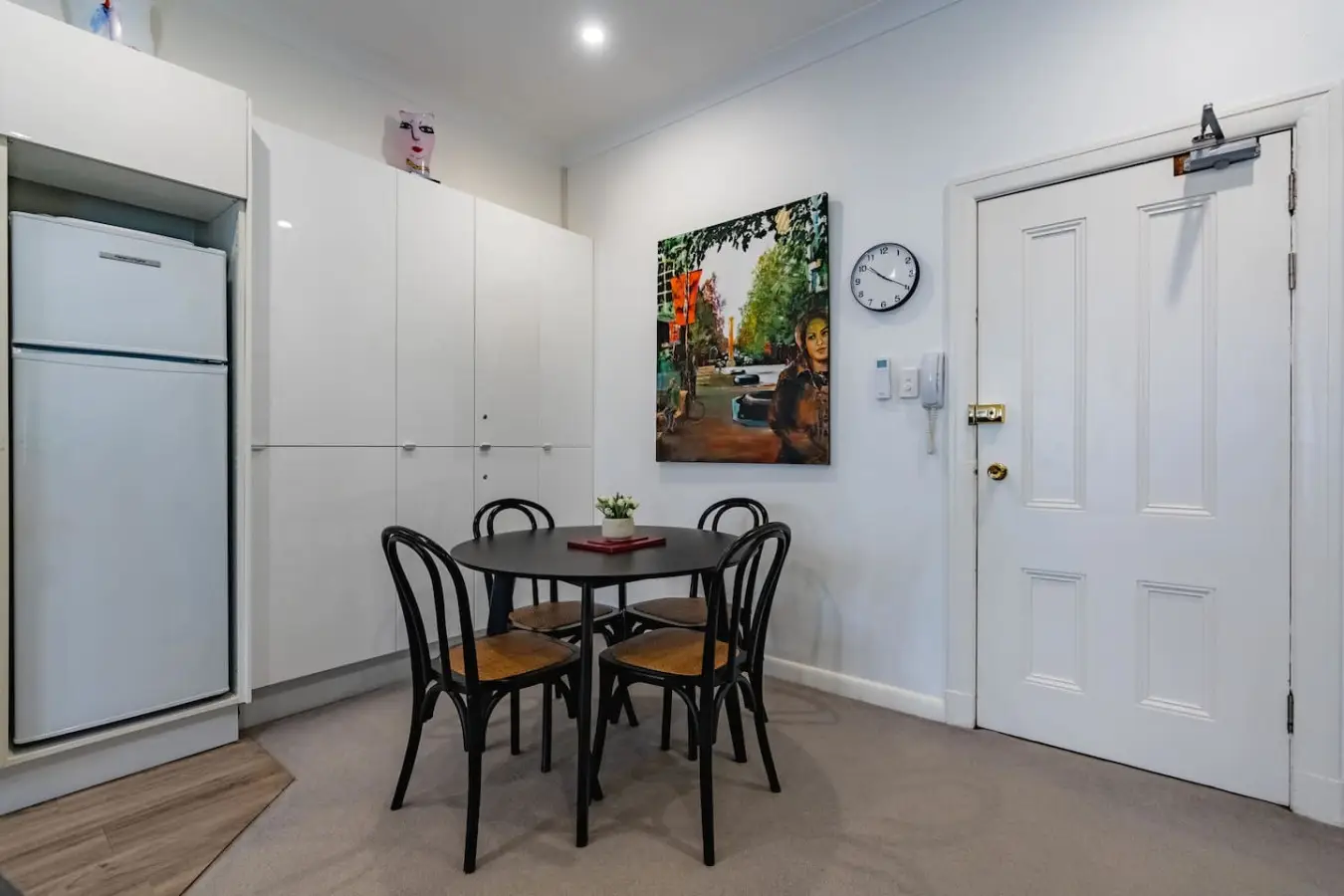 Oversized Potts Point Studio, Pet Friendly, Art Deco Building - Image 6