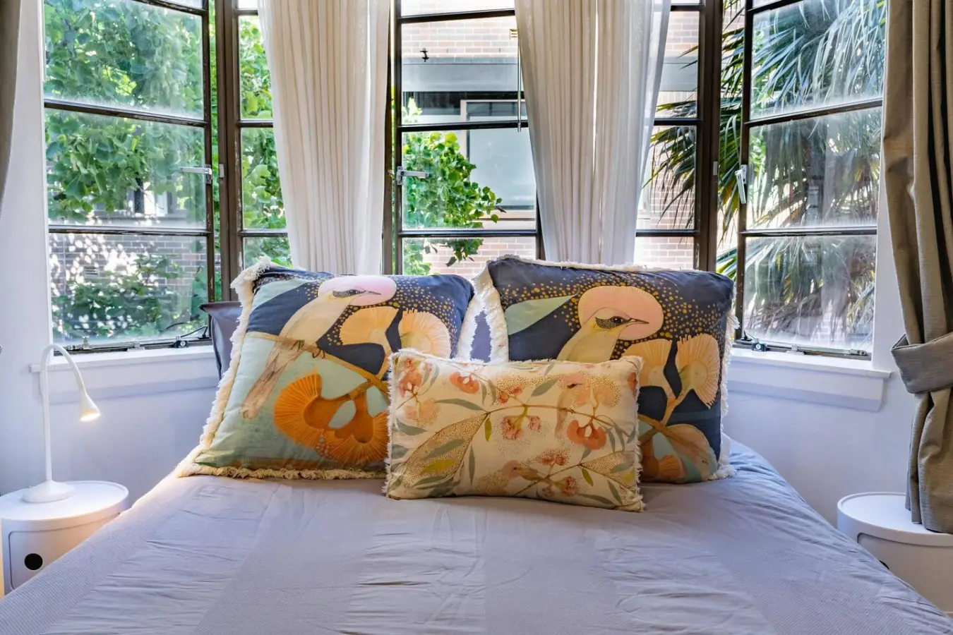 Oversized Potts Point Studio, Pet Friendly, Art Deco Building - Image 10