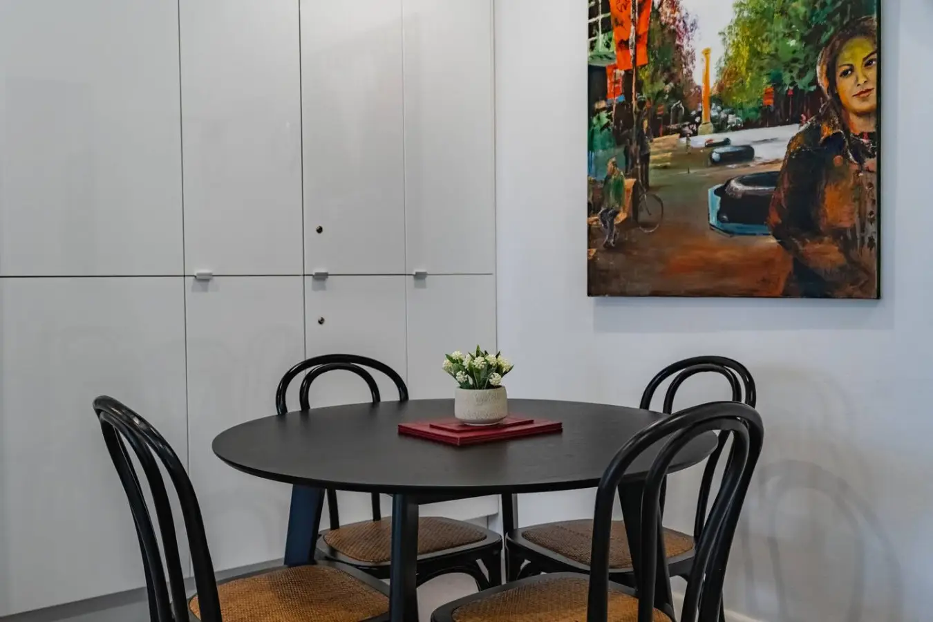 Oversized Potts Point Studio, Pet Friendly, Art Deco Building - Image 7