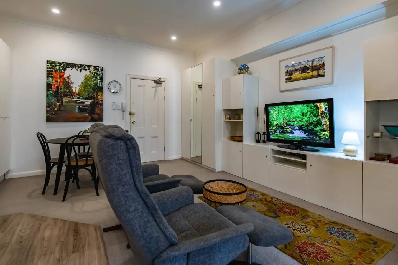Oversized Potts Point Studio, Pet Friendly, Art Deco Building - Image 4