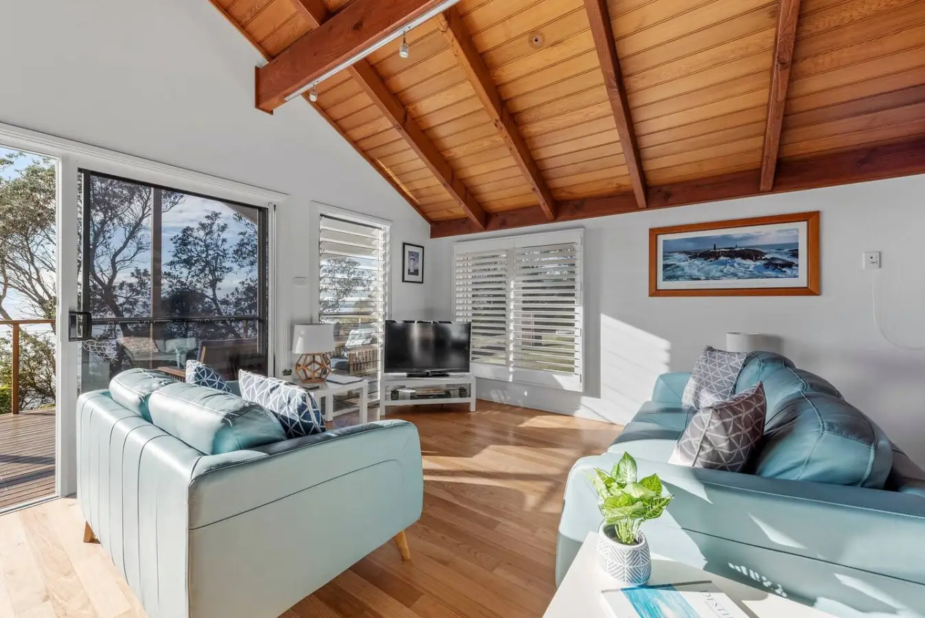 The Lighthouse – 4BR Beach House, Sleeps 10, Mollymook (Monthly Stays) - Image 13