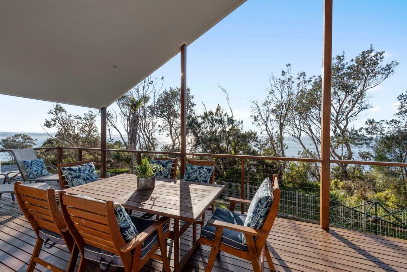 The Lighthouse – 4BR Beach House, Sleeps 10, Mollymook (Monthly Stays)