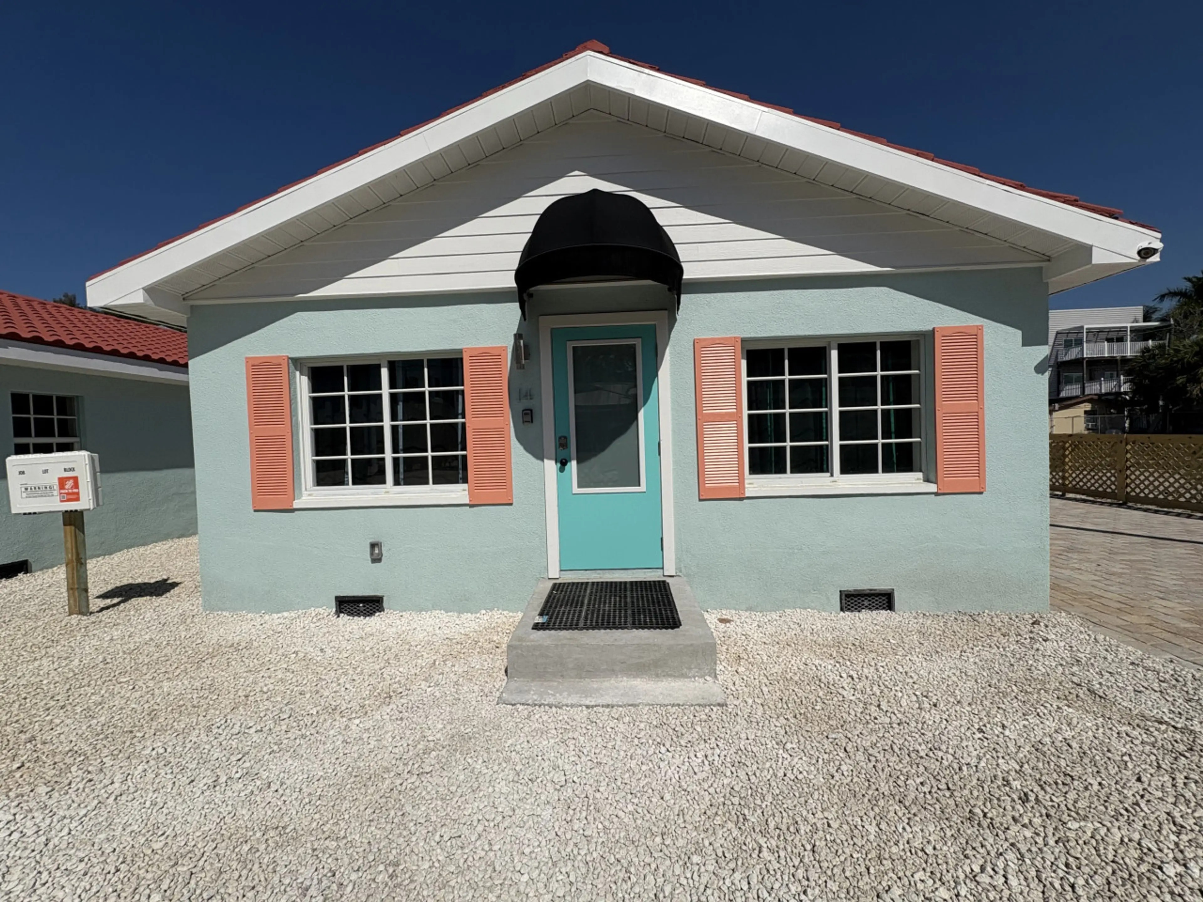 Beach bungalow with 2 parking space