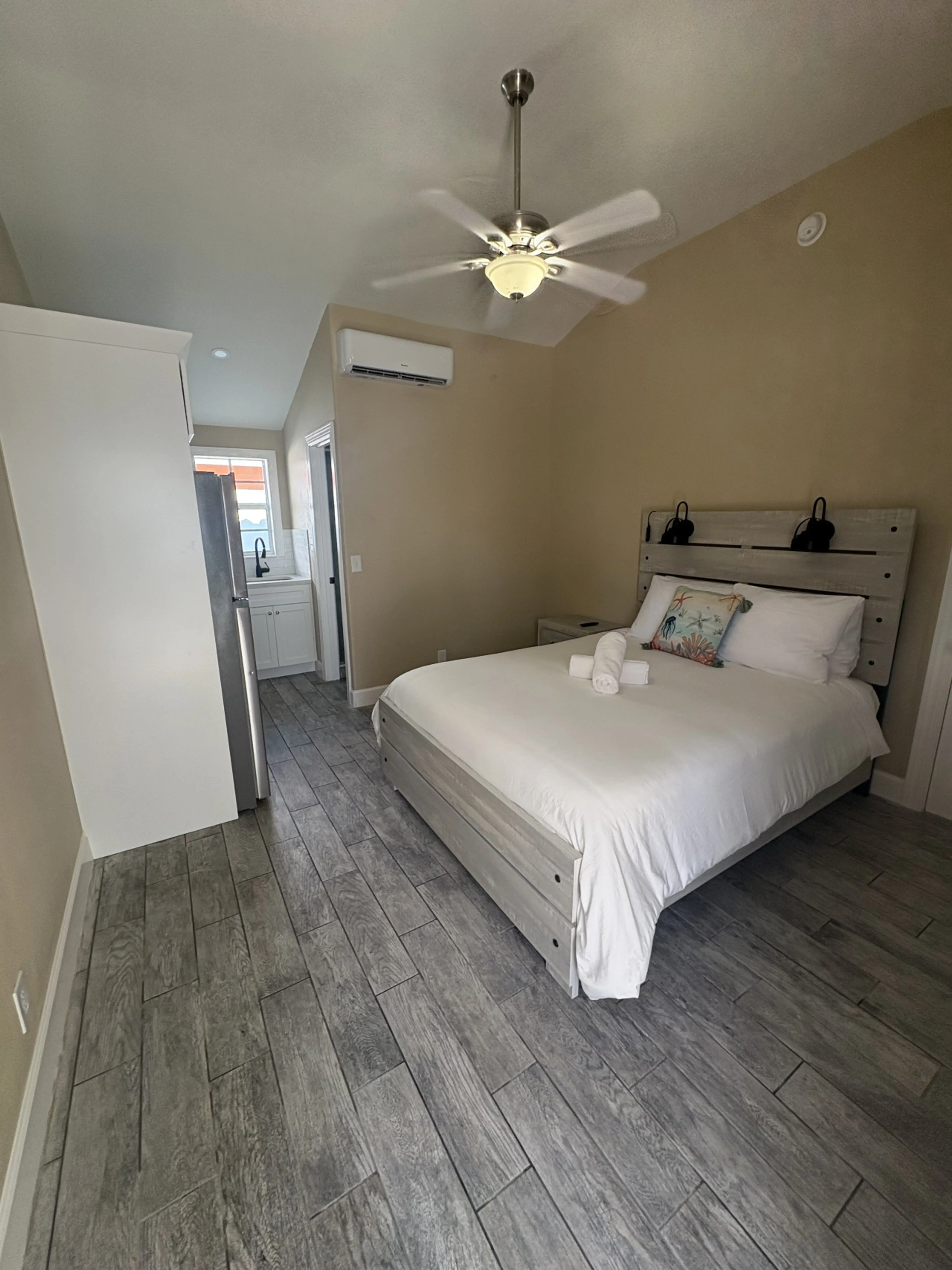 Queen bed with pool view