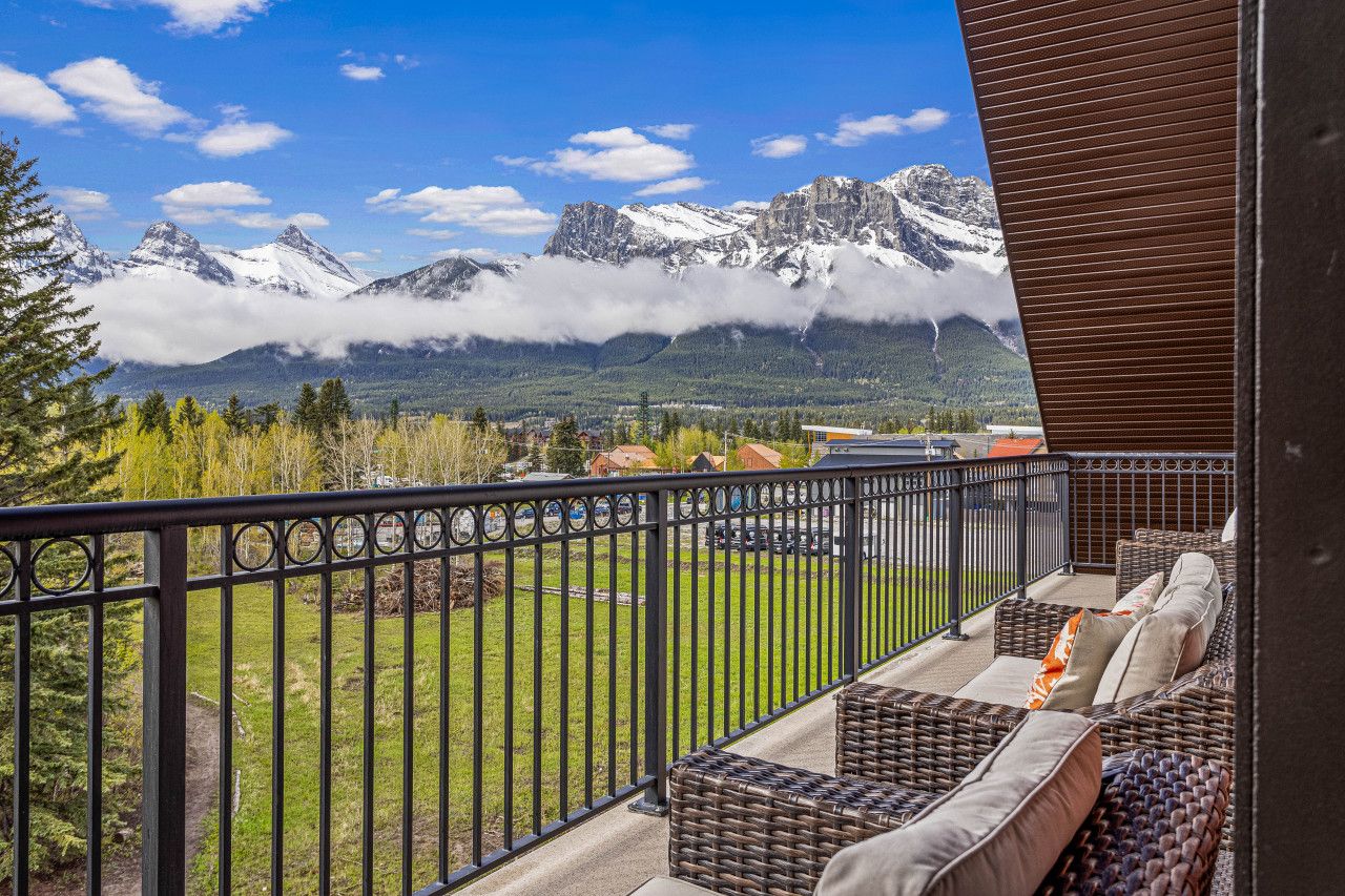 View of Luxury 4BR Penthouse Prv Hot Tub BBQ Mtn Views!