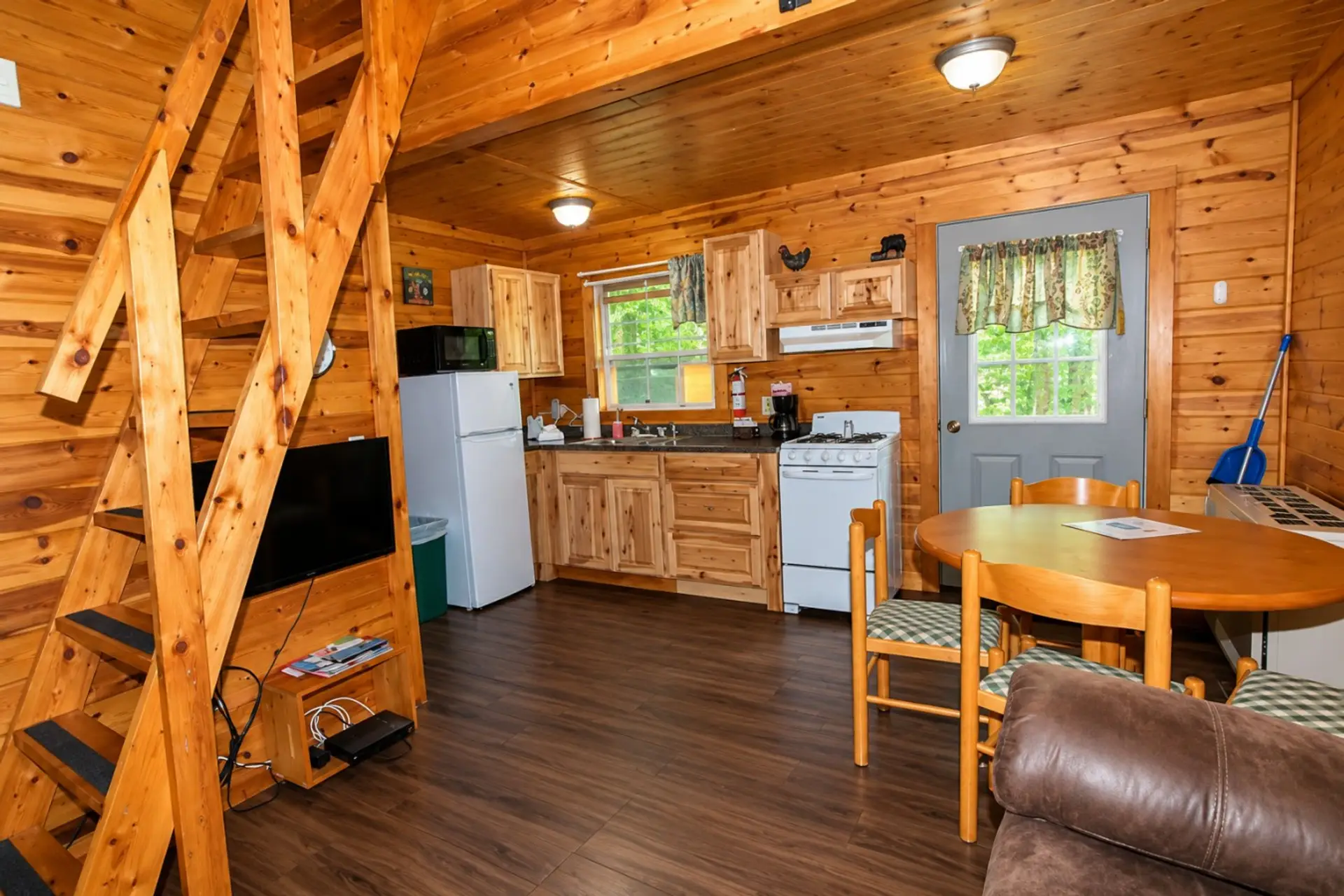 2301 Kitchen and Dining 2