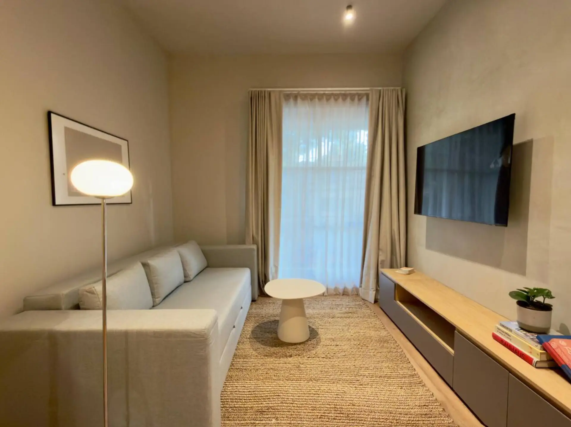 Sala con TV y acceso al balcón