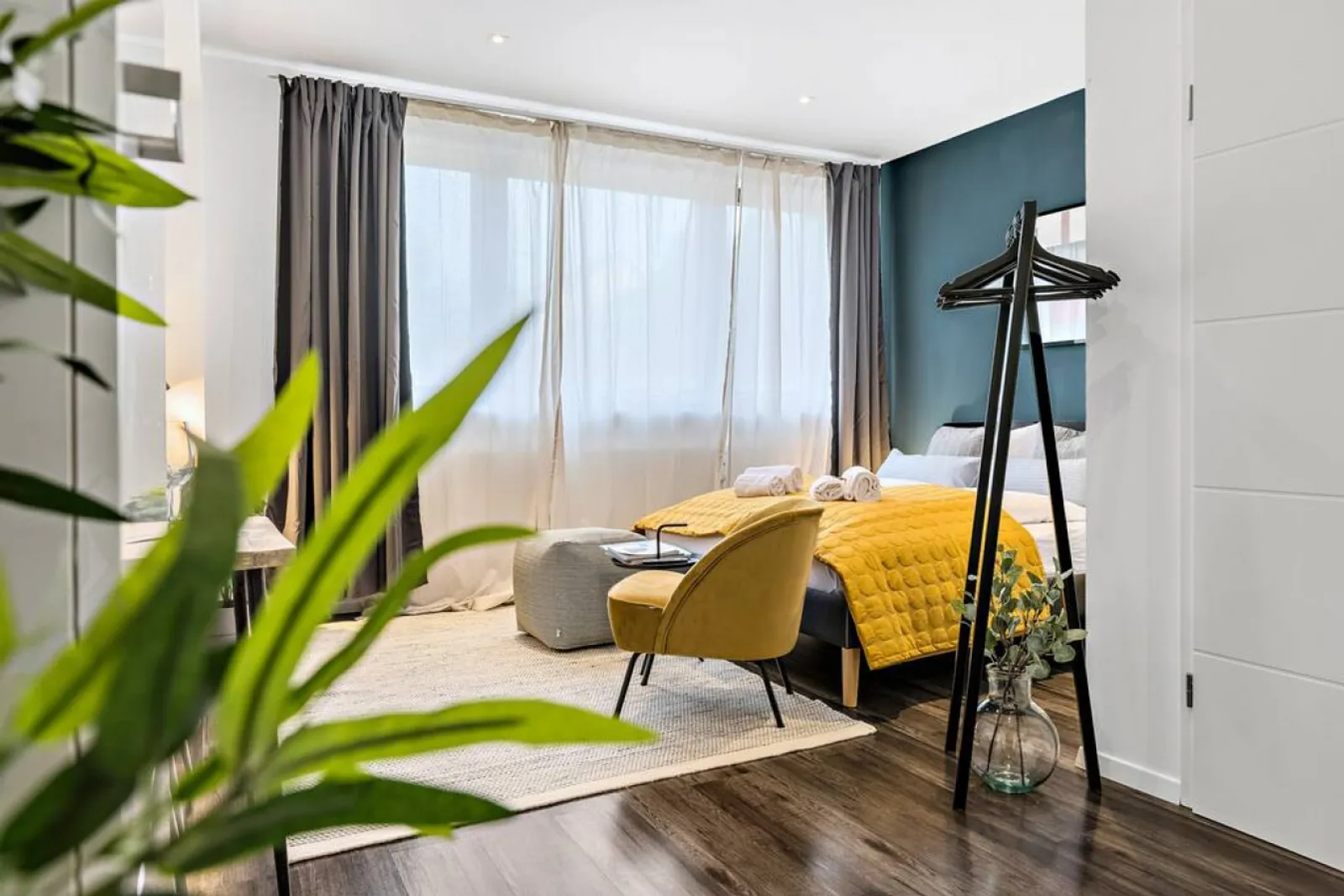 LUXOMES Serviced Apartment Wohnbereich mit Designermöbeln