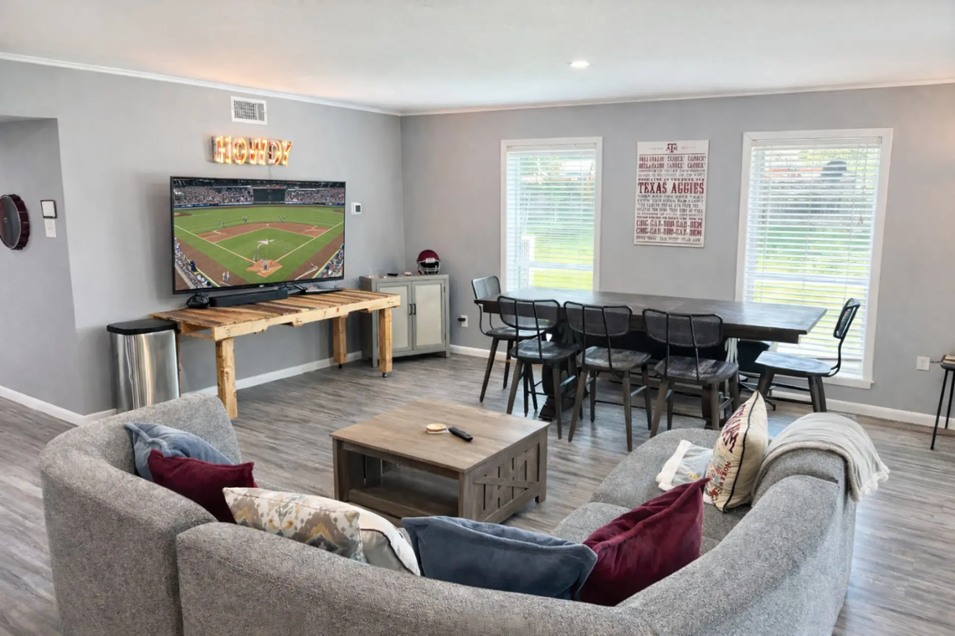 Beautiful spacious living room!