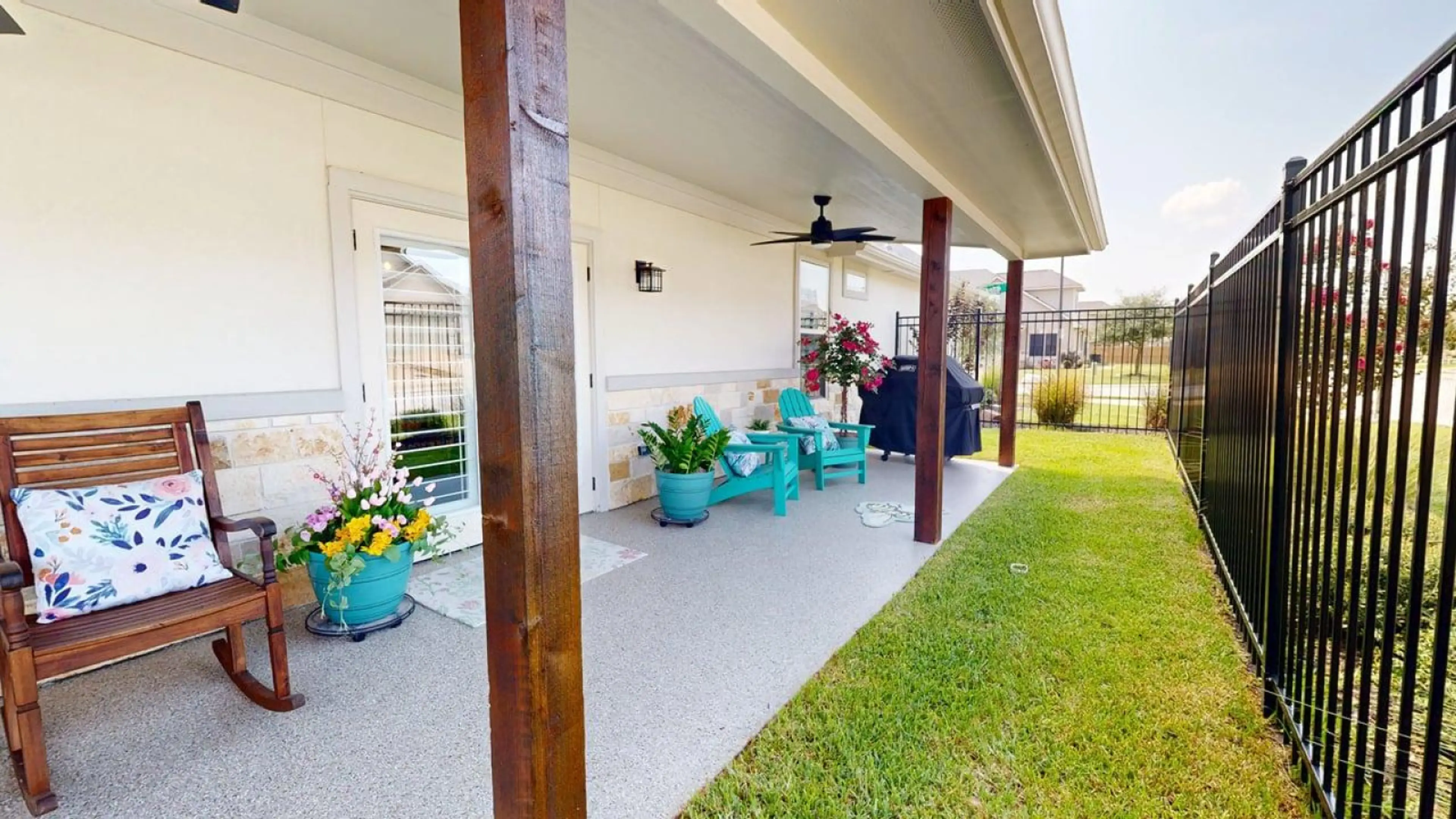 Side view of the porch.