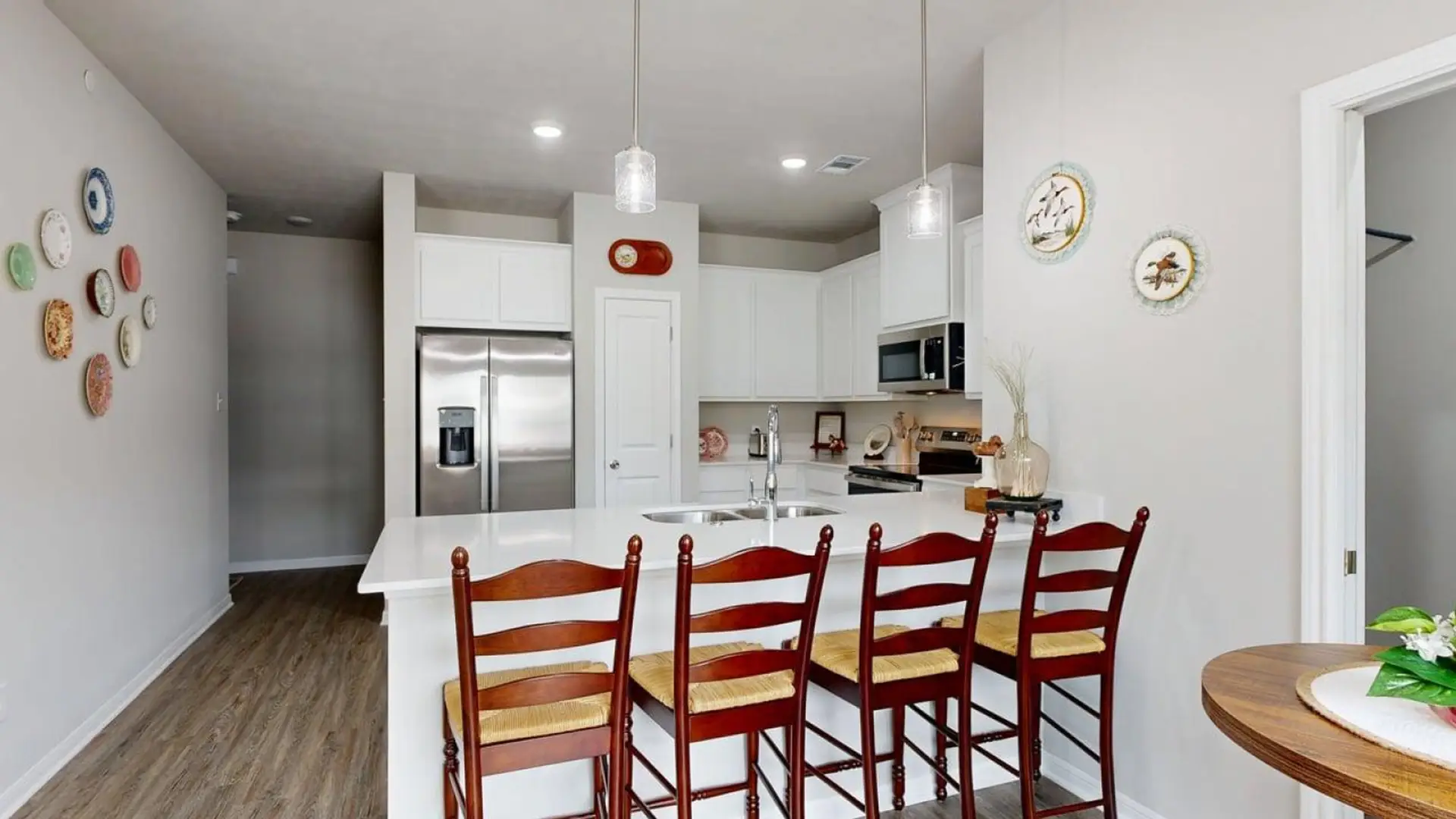 Counter seating for 4 guests
