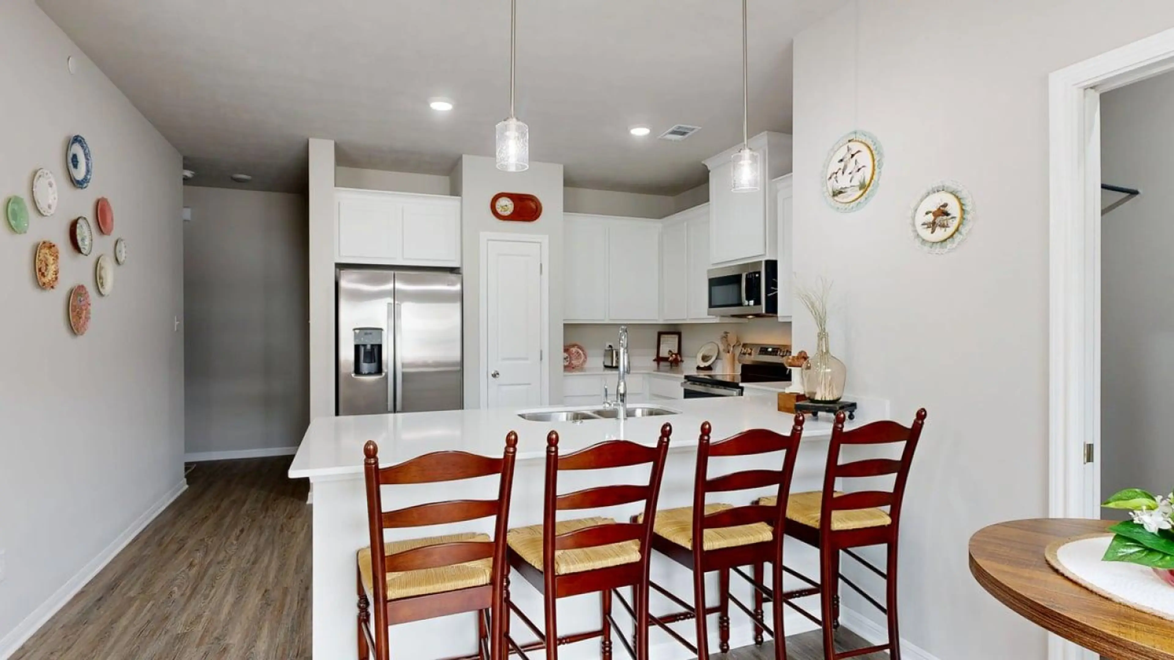 Counter seating for 4 guests
