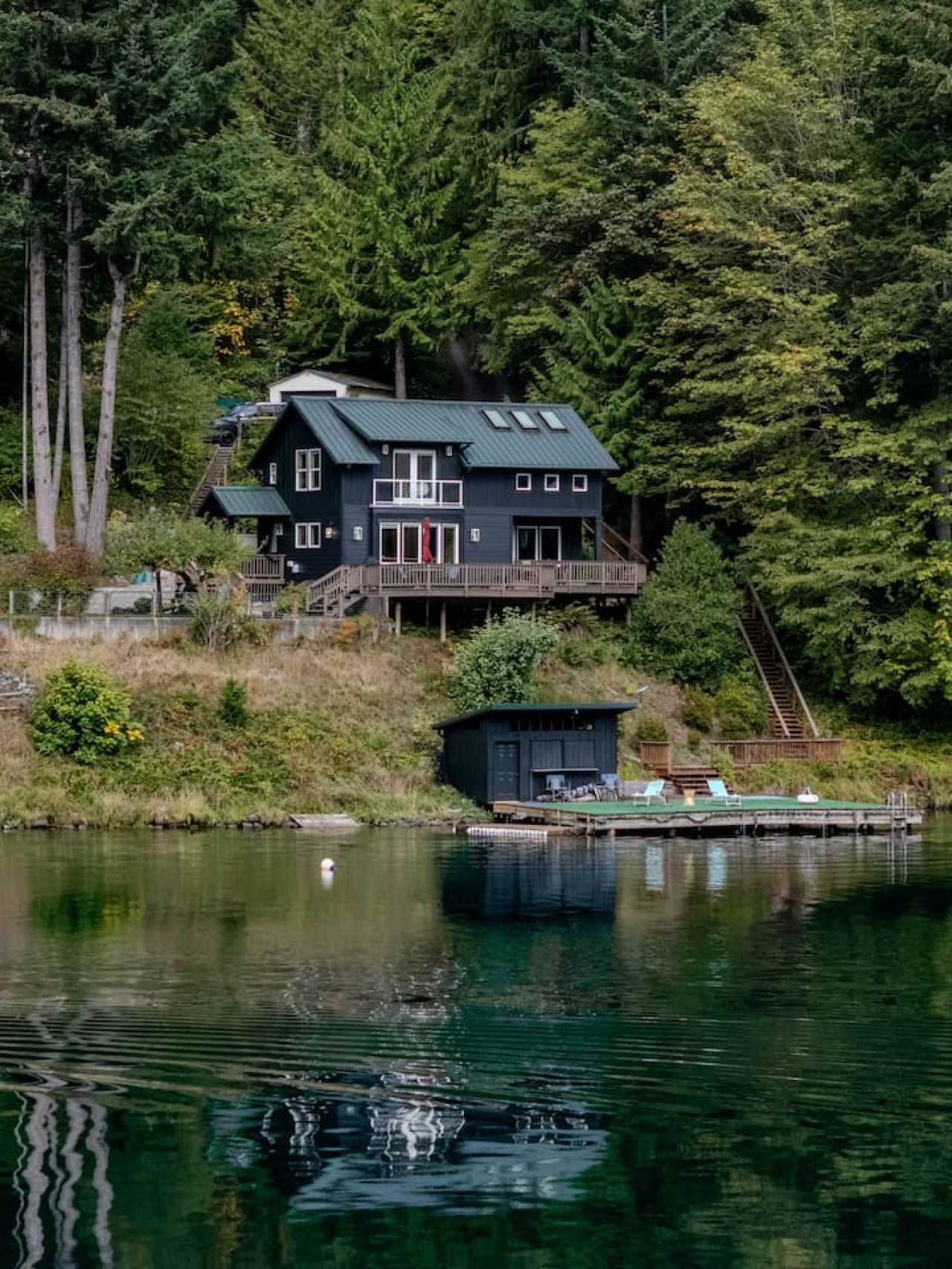 Emerald Haven: Lakeside, Hot Tub, Firepit, Kayaks