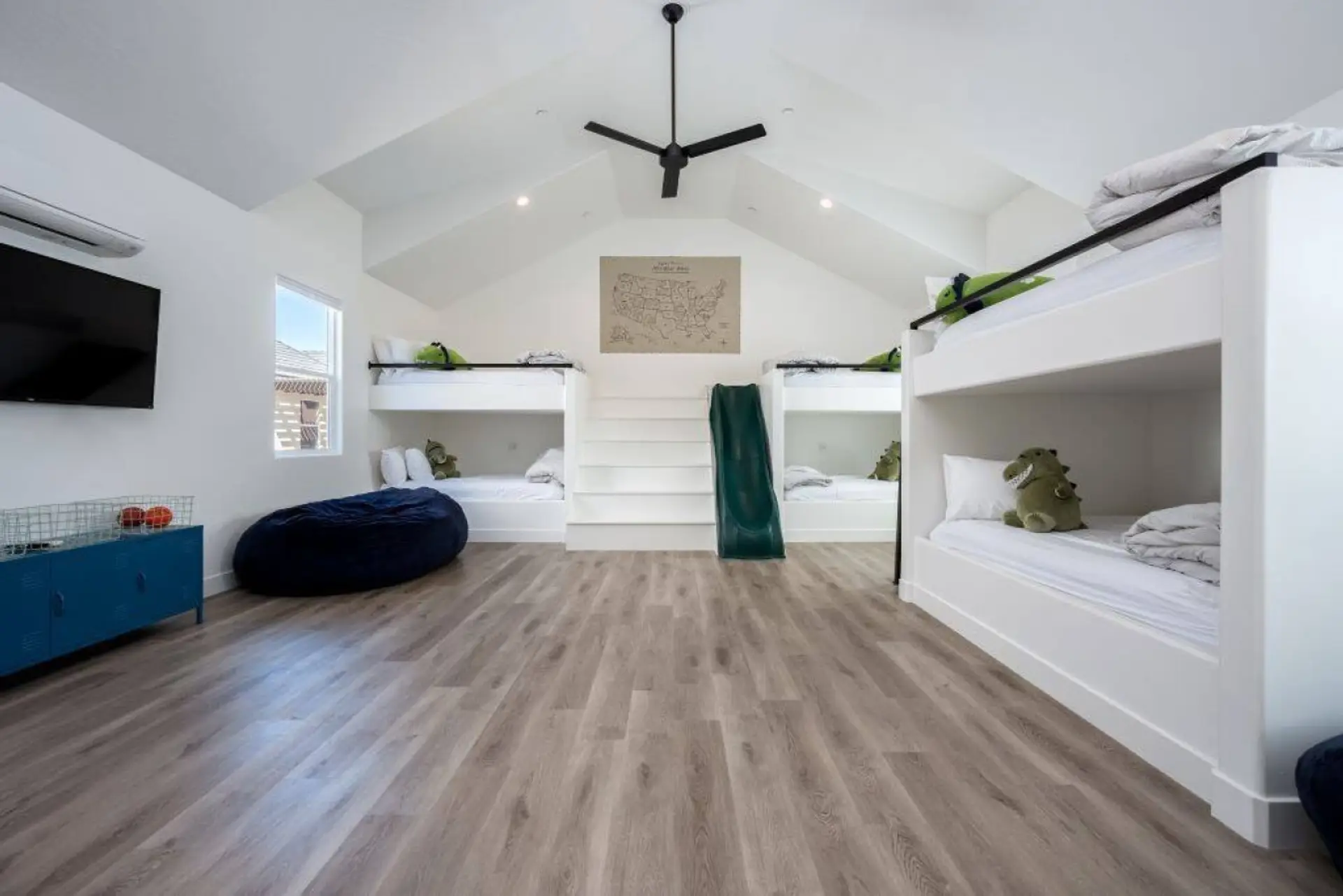 Bunkroom (6 Queens)