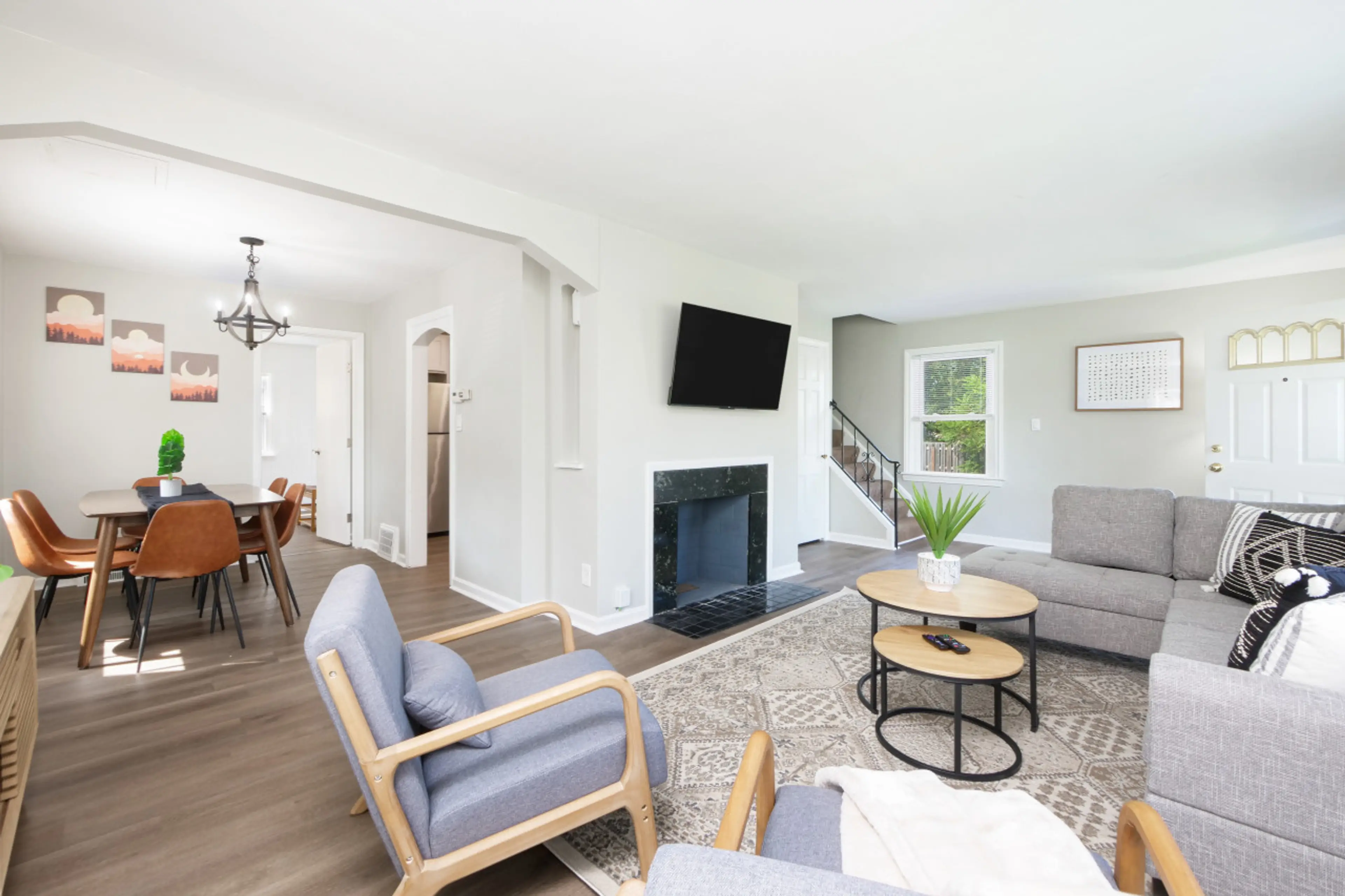 Bright and airy open-concept living space 🛋️☀️ featuring cozy seating, a smart TV, and dining for six. Perfect for relaxing after a day out or sharing meals with loved ones. 🍽️📺