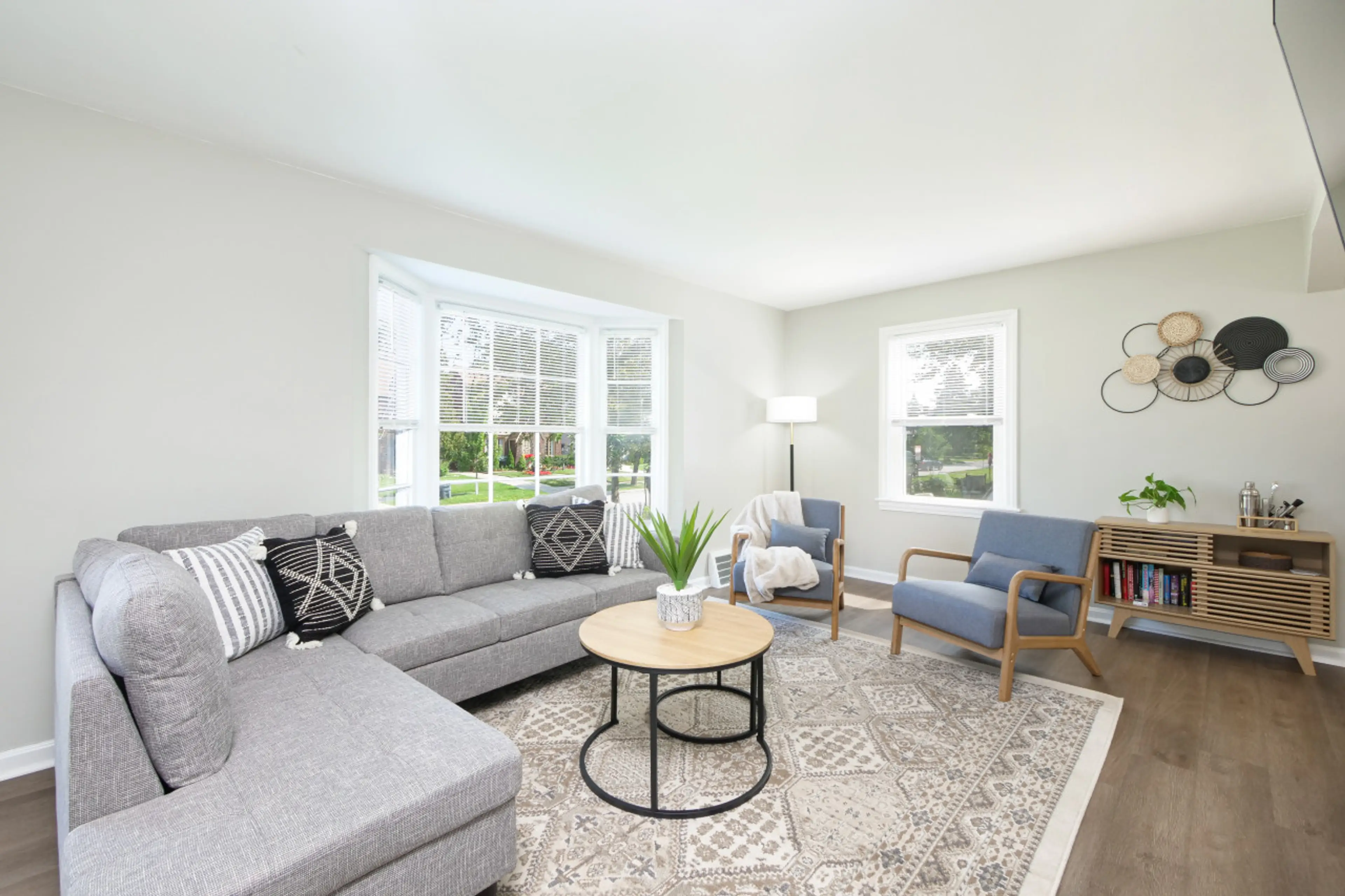 Bright and airy open-concept living space 🛋️☀️ featuring cozy seating, a smart TV, and dining for six. Perfect for relaxing after a day out or sharing meals with loved ones. 🍽️📺