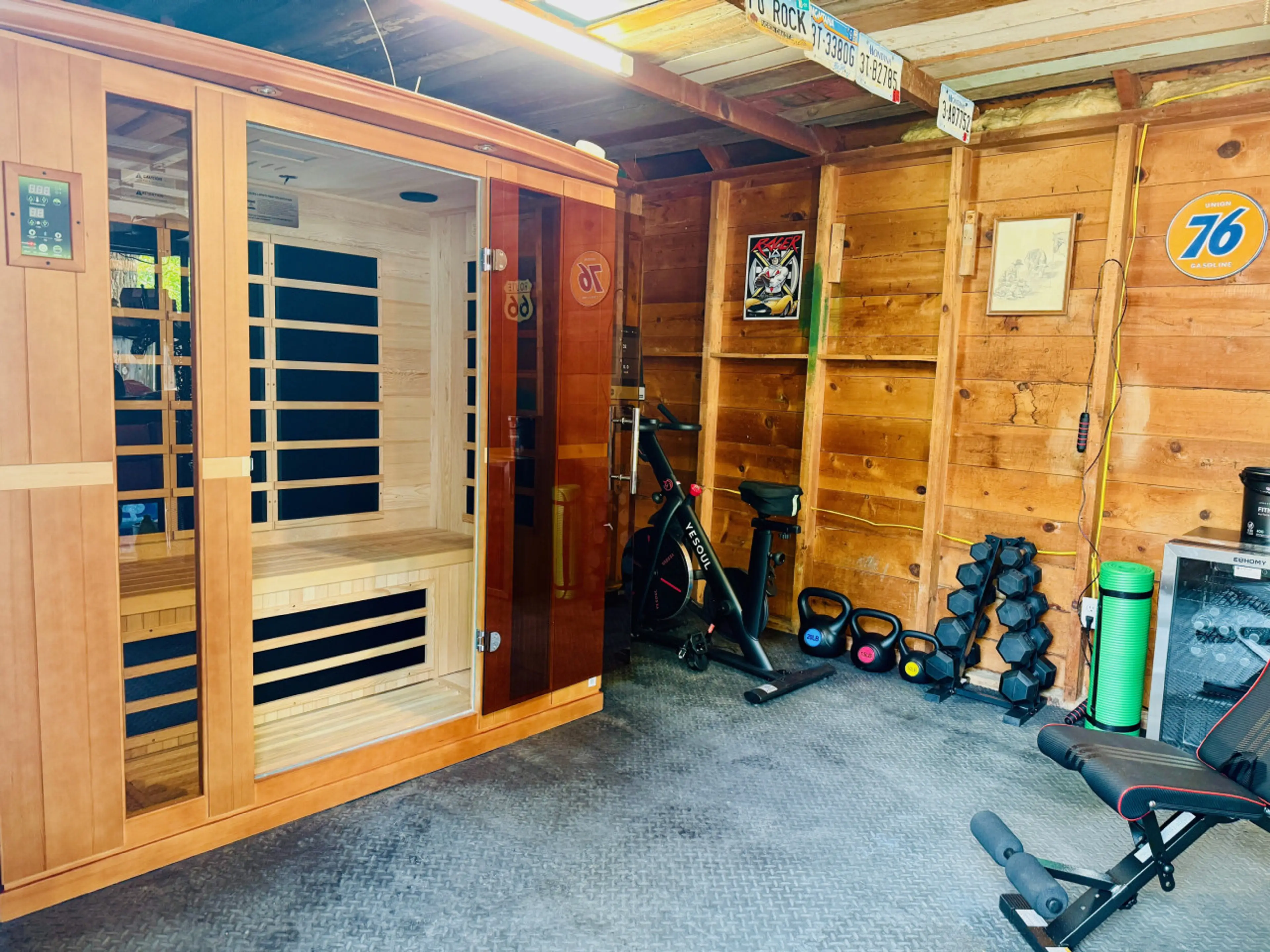 IR Sauna / Exercise Bike with Large Screen / Free weights