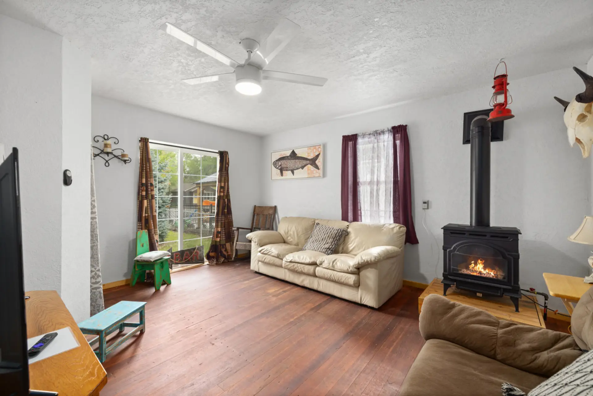Living room, gas fireplace, tv, and rustic decor