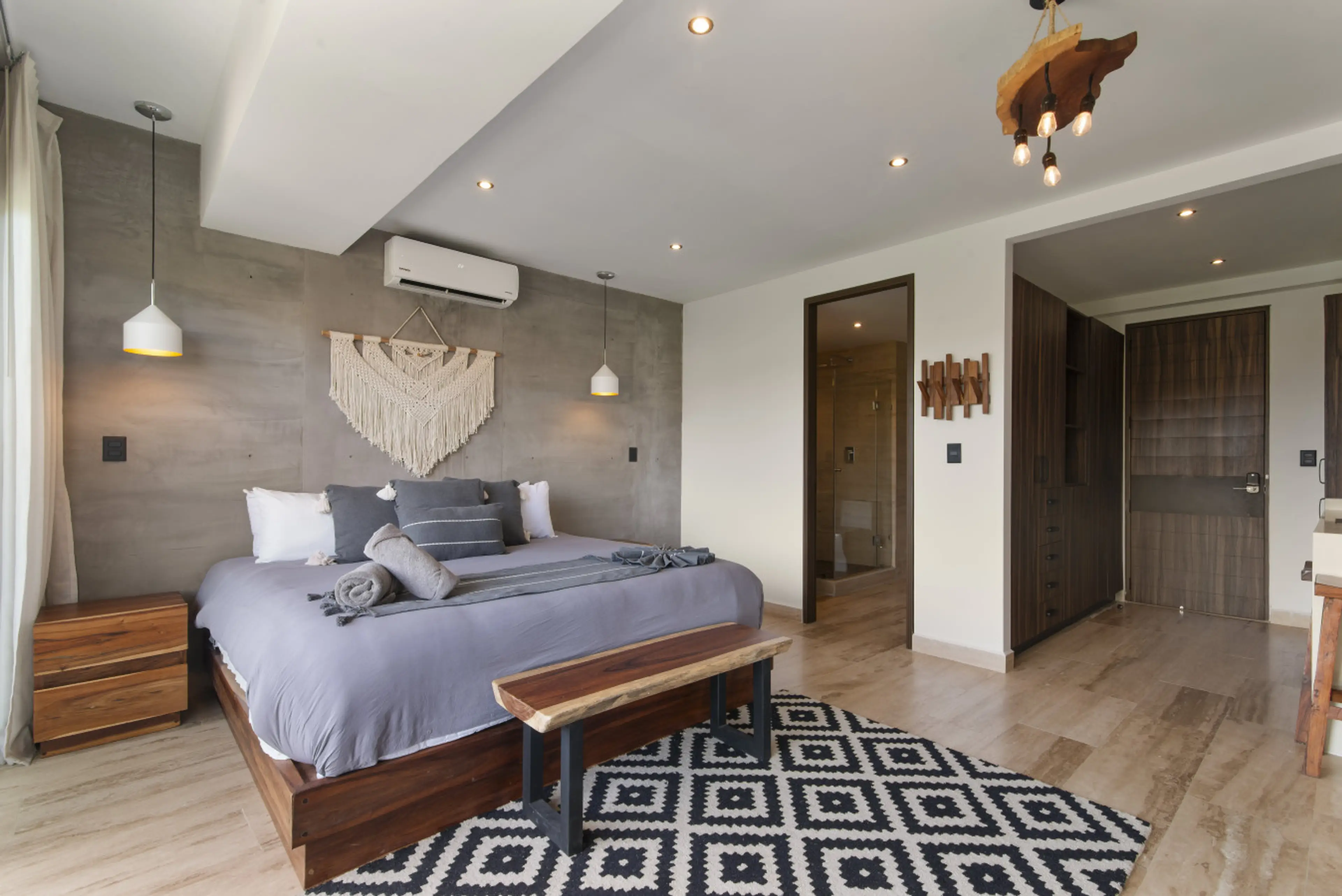 Discover a trendy room featuring a comfy bed, unique lighting, and a bohemian vibe. Ideal for guests wanting a relaxing, stylish stay!