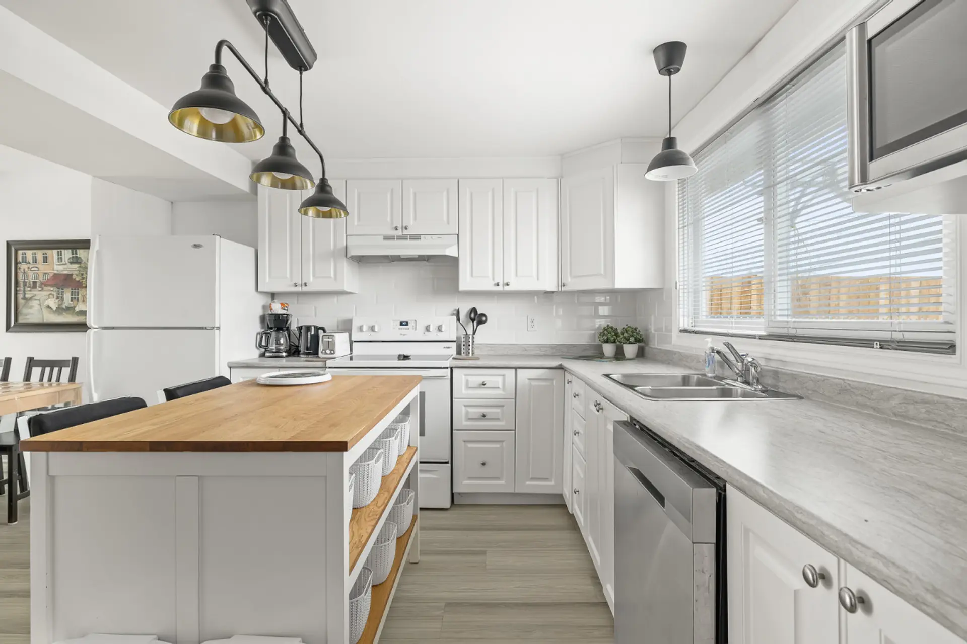 Fully equipped kitchen with central island