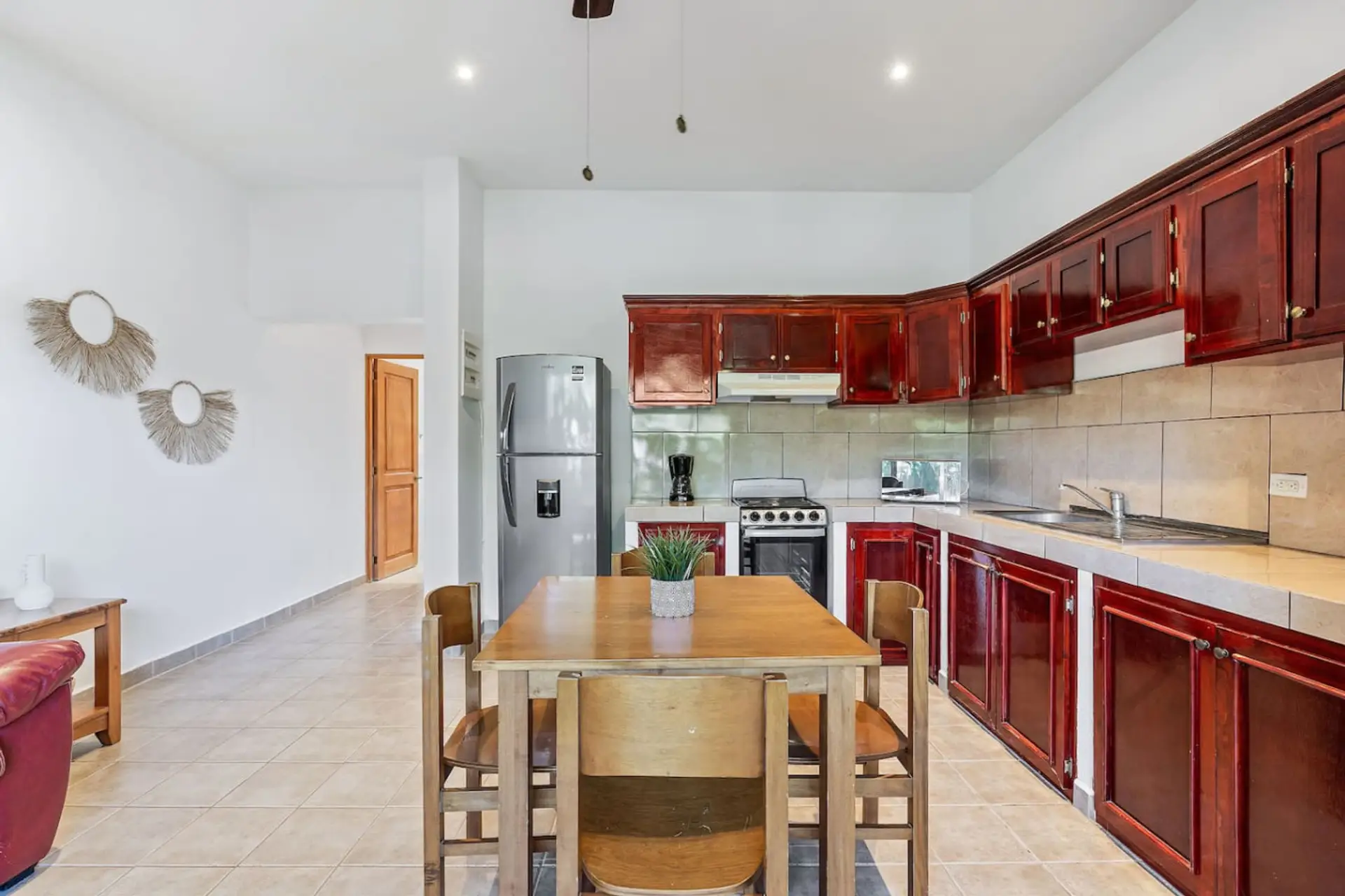 Fully equipped kitchen with dining area