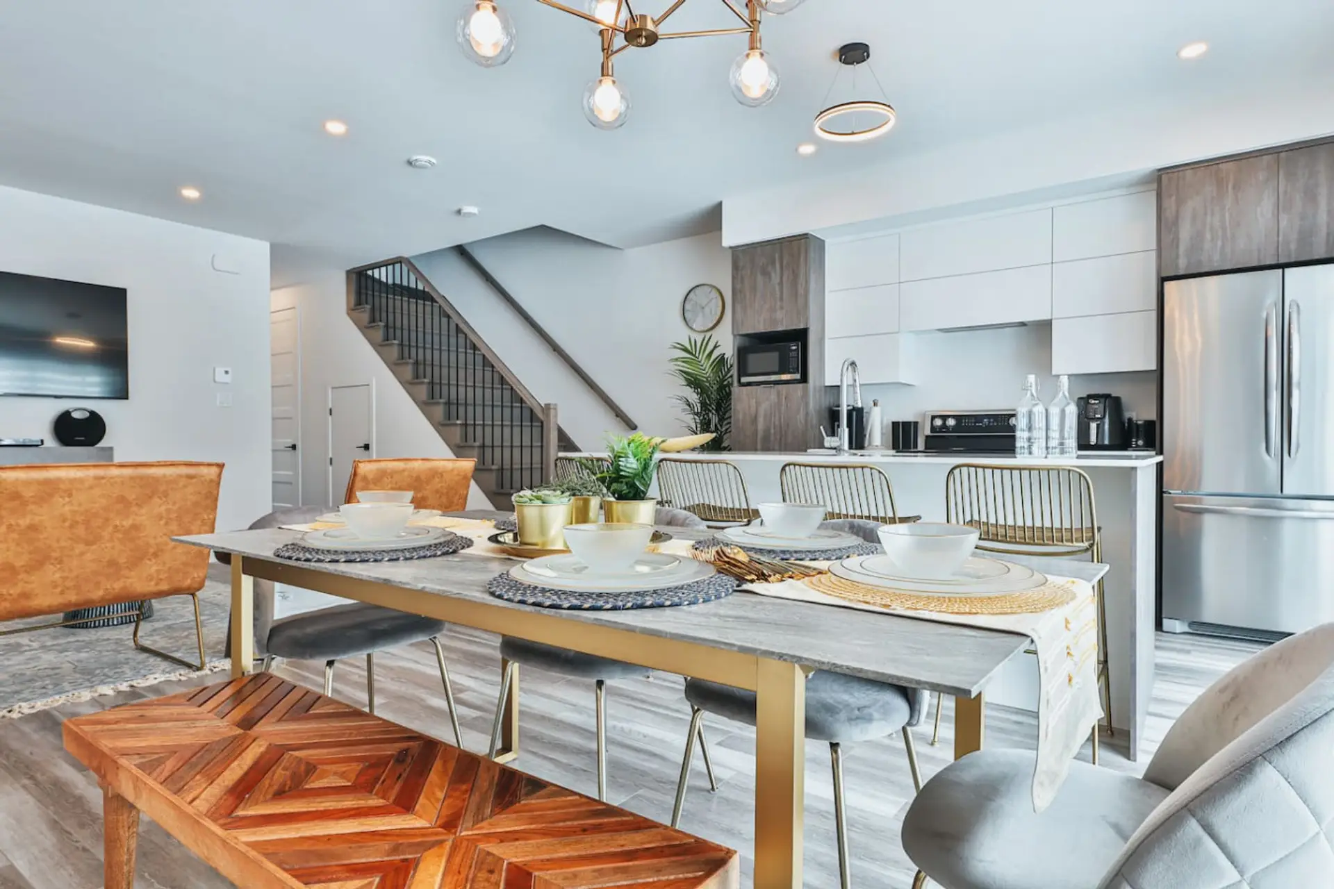 Open concept dining room with 6 seats next to the kitchen