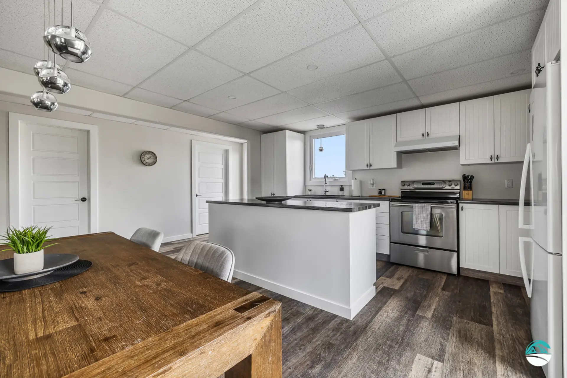 Full kitchen