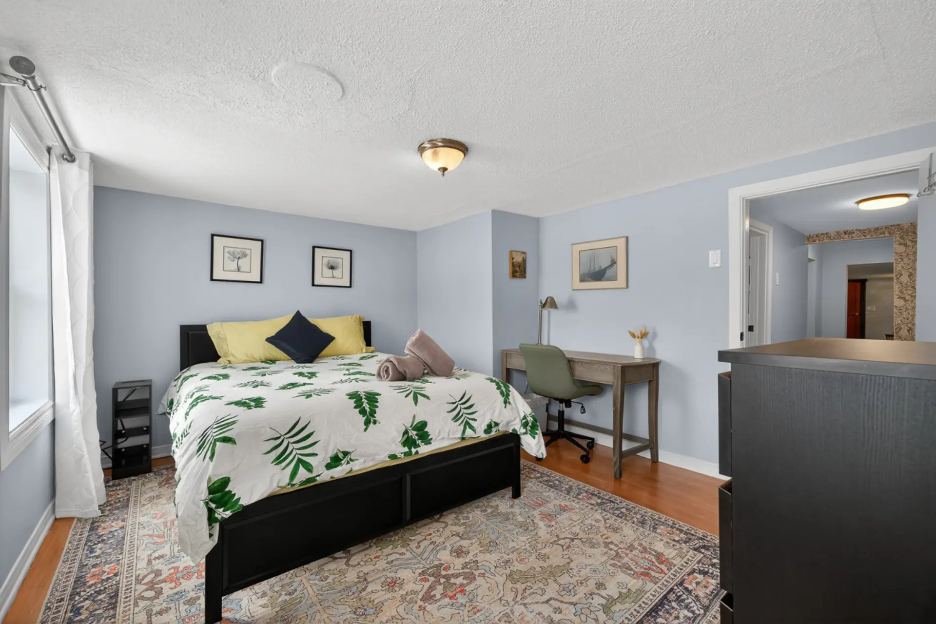 Room 1 / Queen size bed / office space