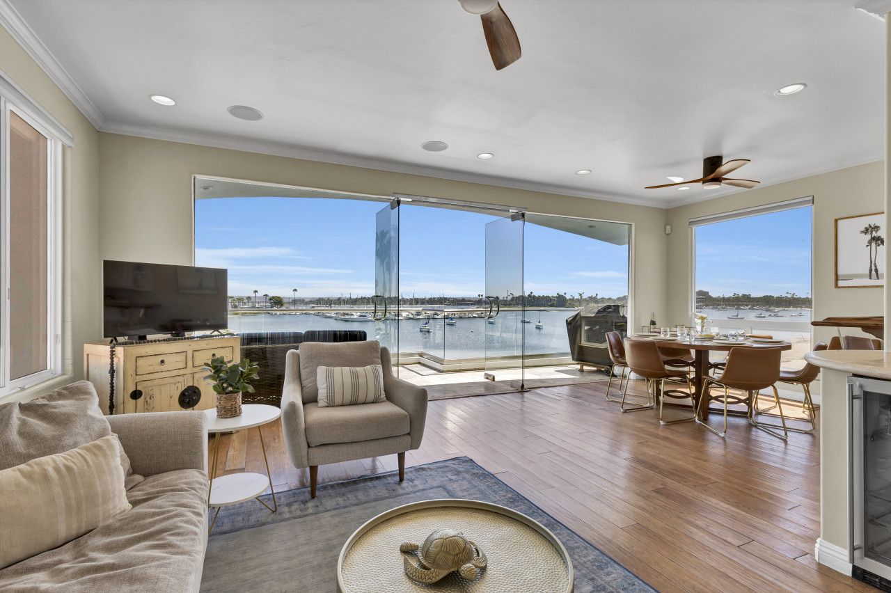 Hamptons Airy Penthouse Apartment Reference: Light And Airy Penthouse Overlooking Mission Bay