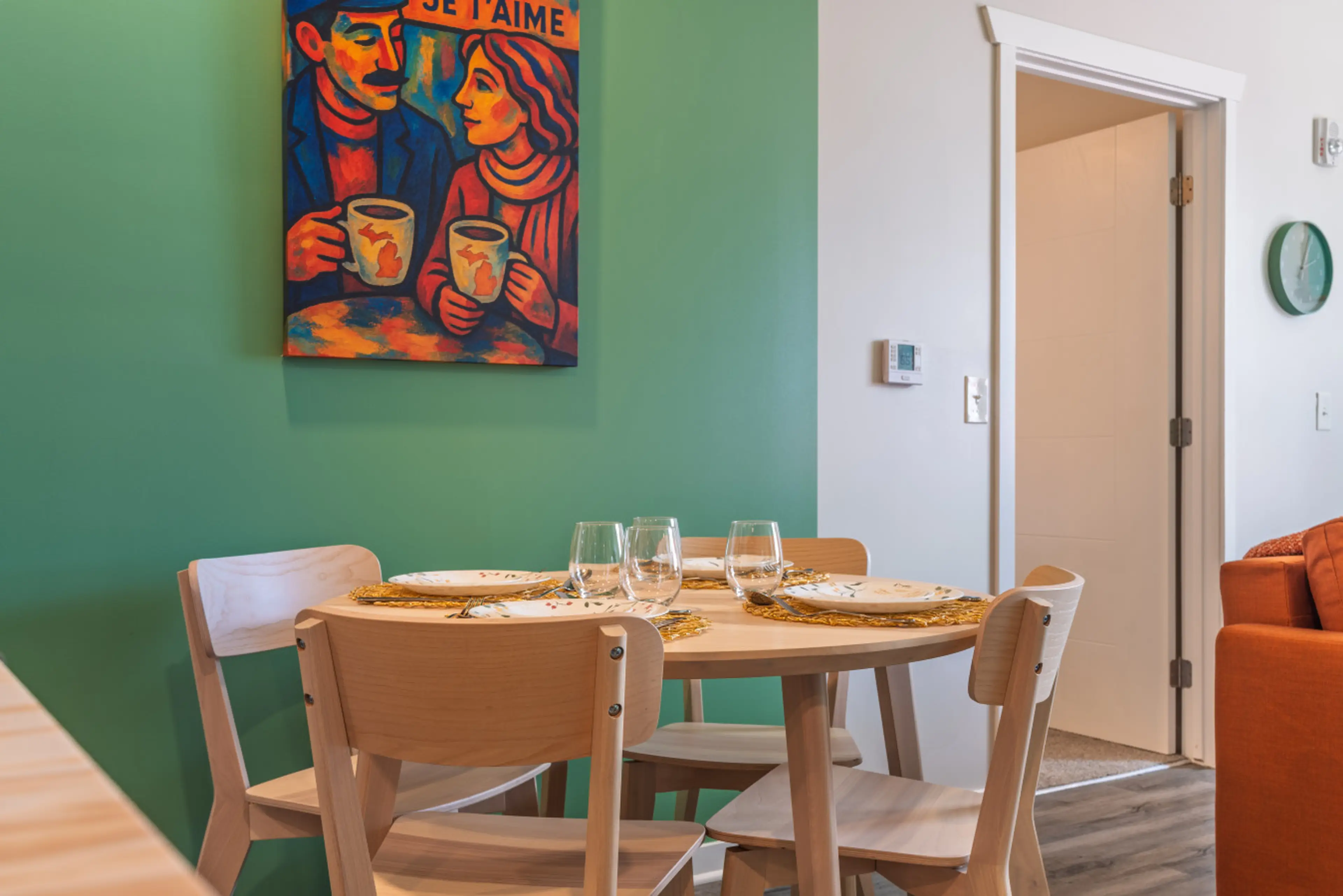 Enjoy meals under playful wall art 🎨
