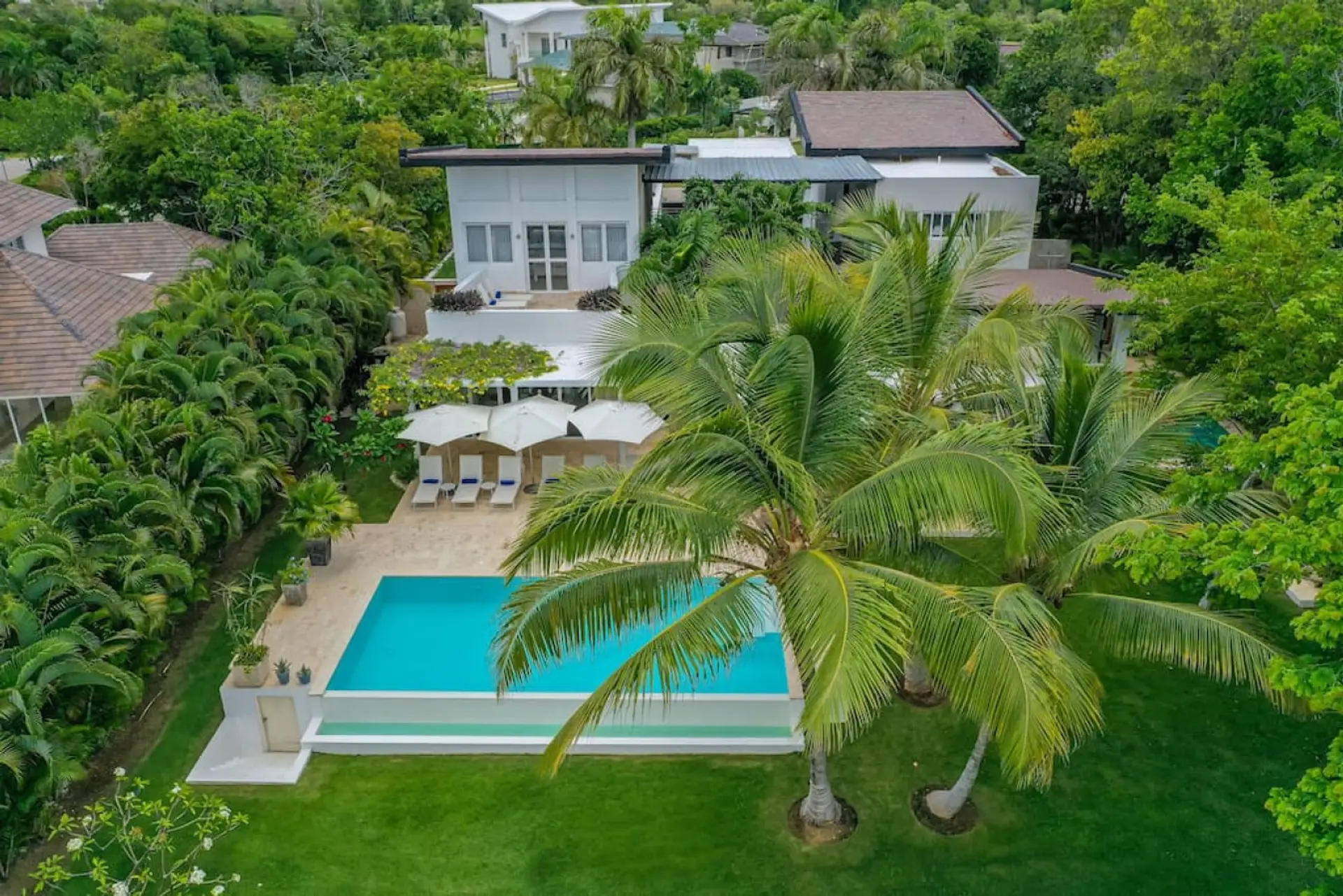 La Palapa: Contemporary villa w/ pool, backyard, basketball, staff, 2 golf carts