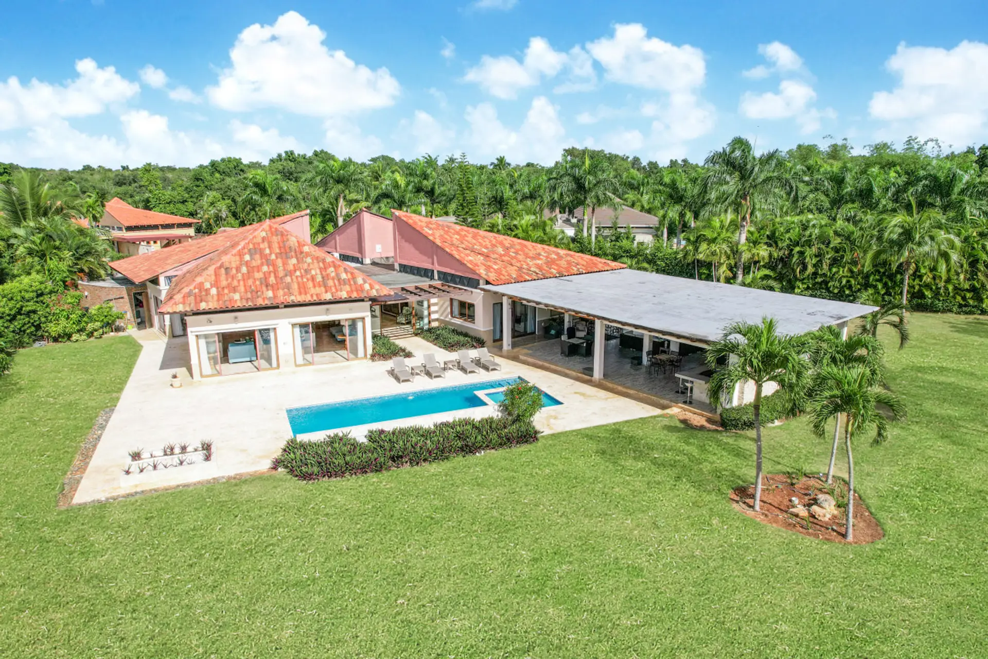 Las Cañas 20: Lux villa, full staff, pool, Jacuzzi, outdoor space & golf cart