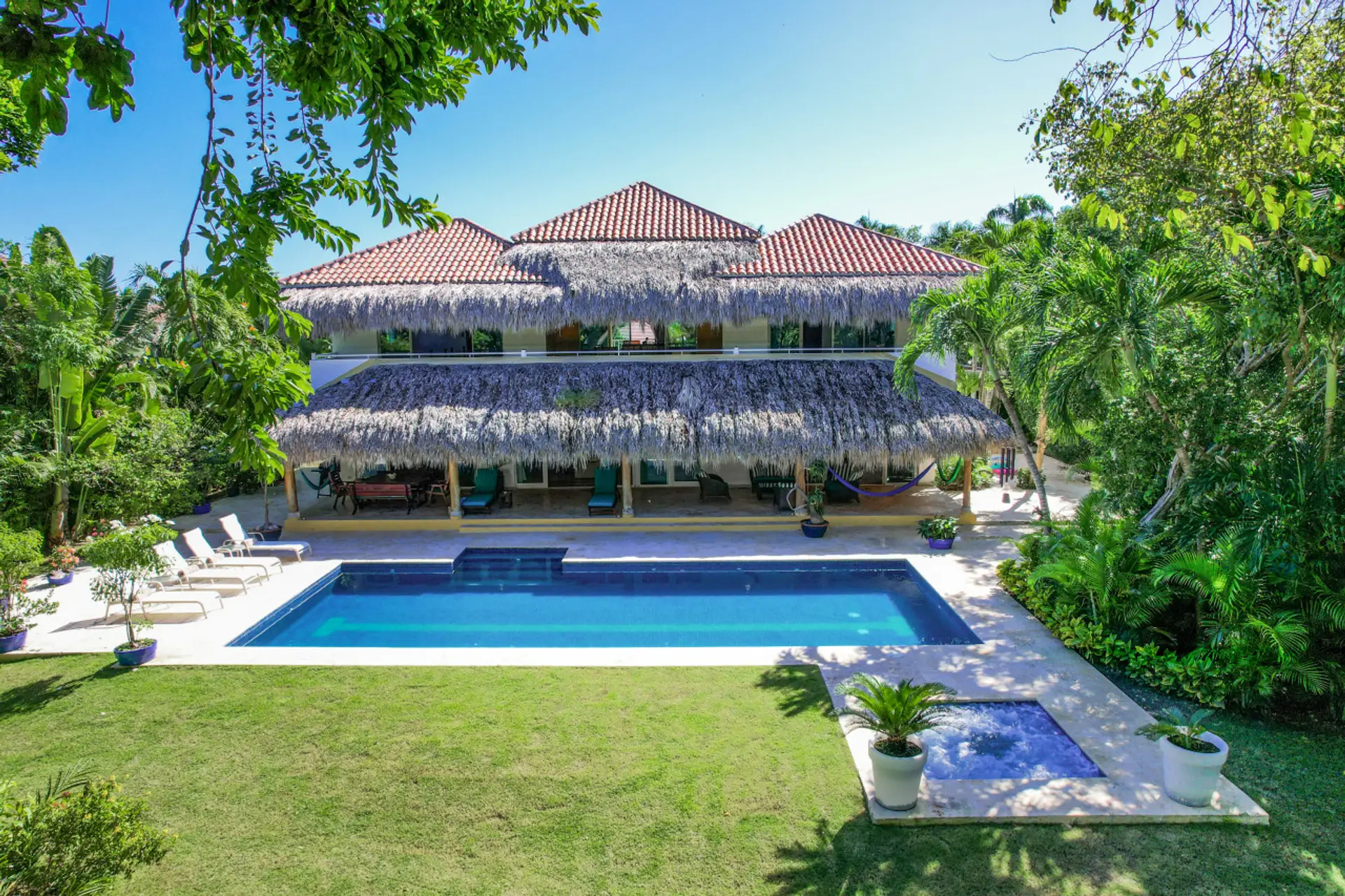 Los Ensueños: Dream villa near beach w/ pool, Jacuzzi, housekeeper & golf cart