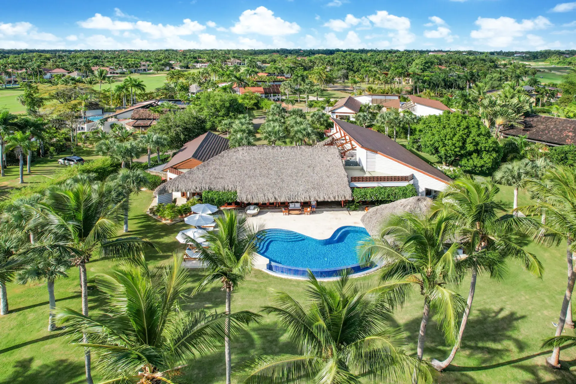 Villa Batey 16: Caribbean heaven, saltwater pool, full staff, ocean view, 2 golf carts
