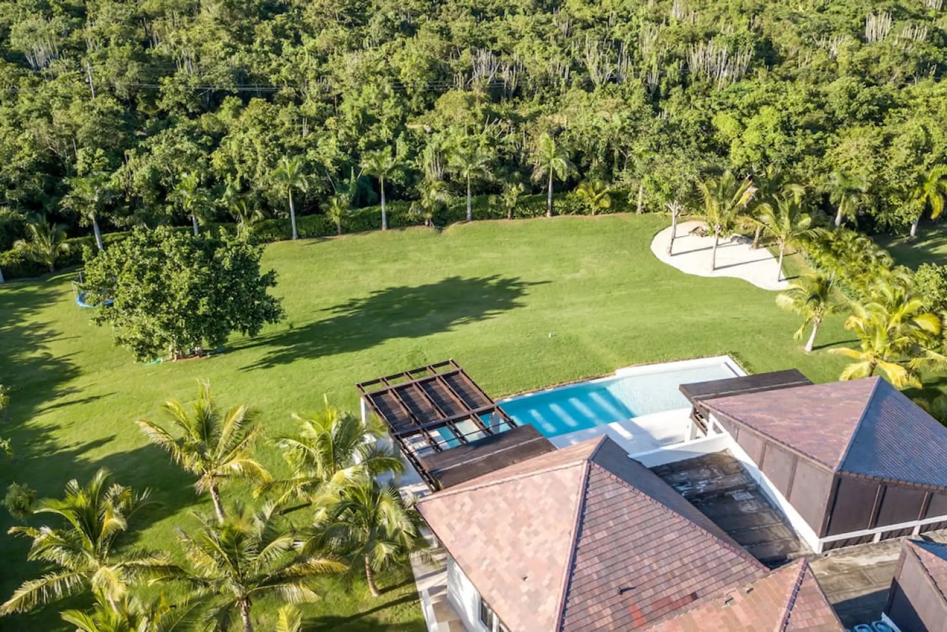 Villa Hermosa: aerial view of the large backyard