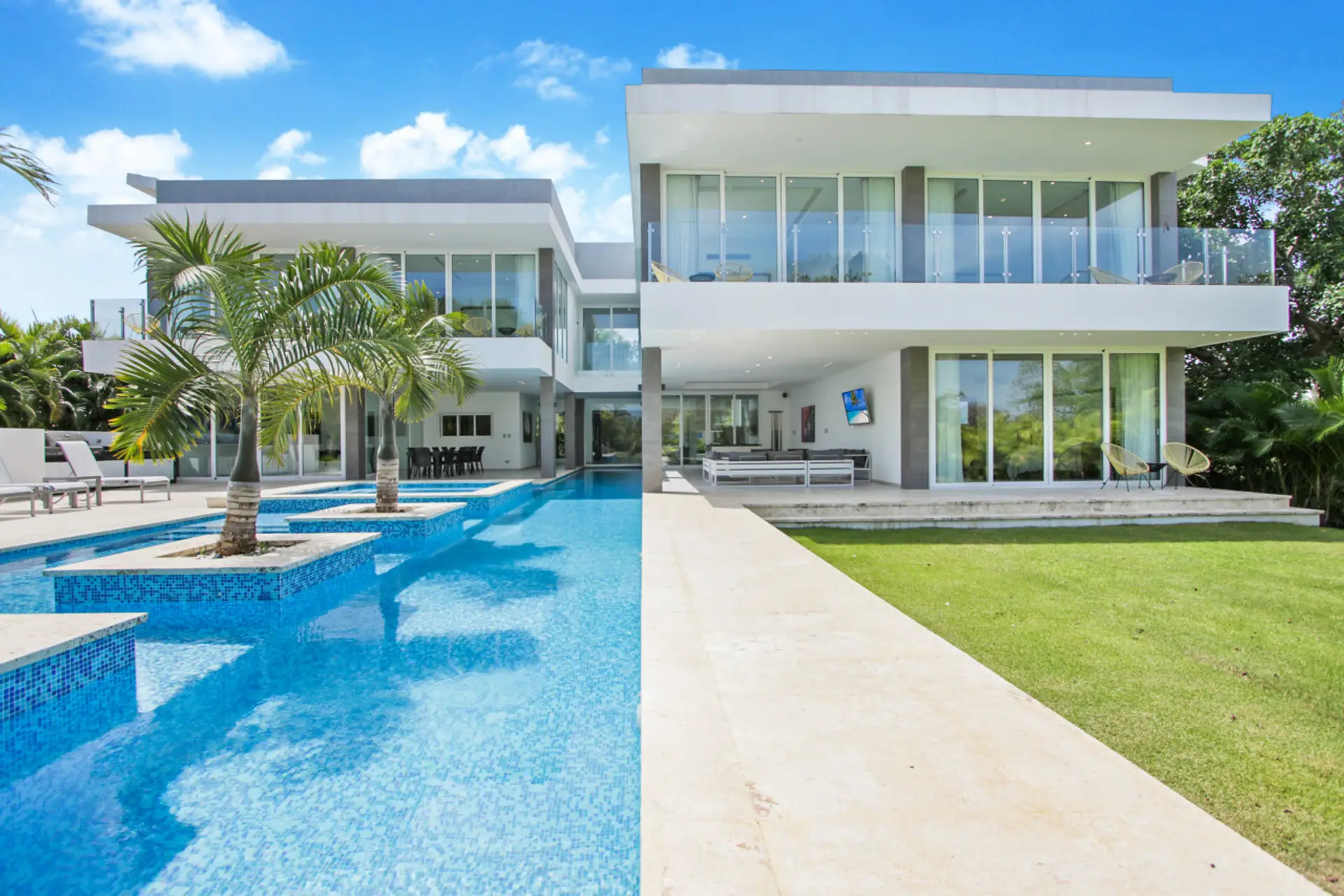 Villa Palma: Modern golf front villa, lap pool, Jacuzzi, billiards & full staff