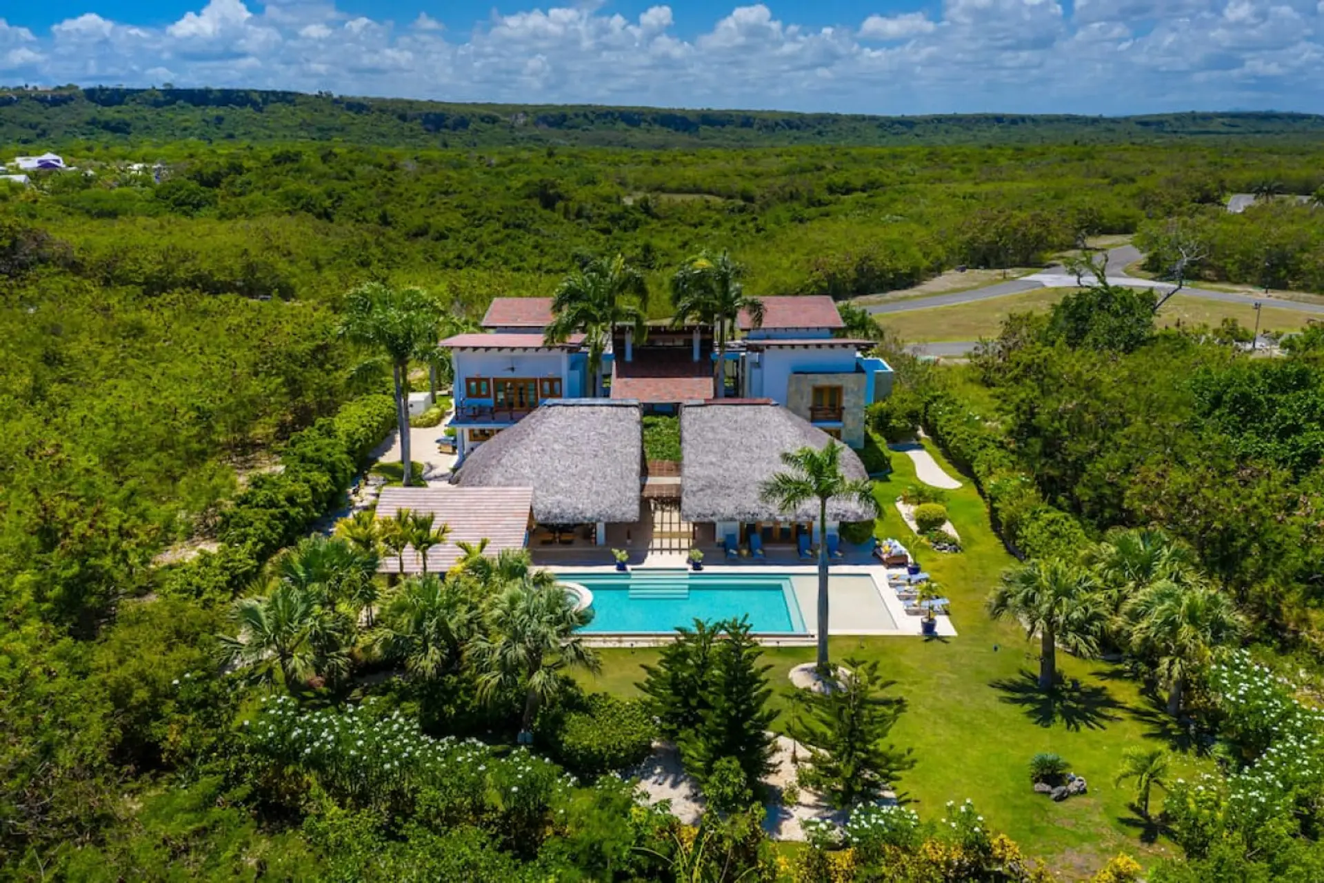 Villa Yarari 17: Private sanctuary near golf course w/ staff, pool & Jacuzzi