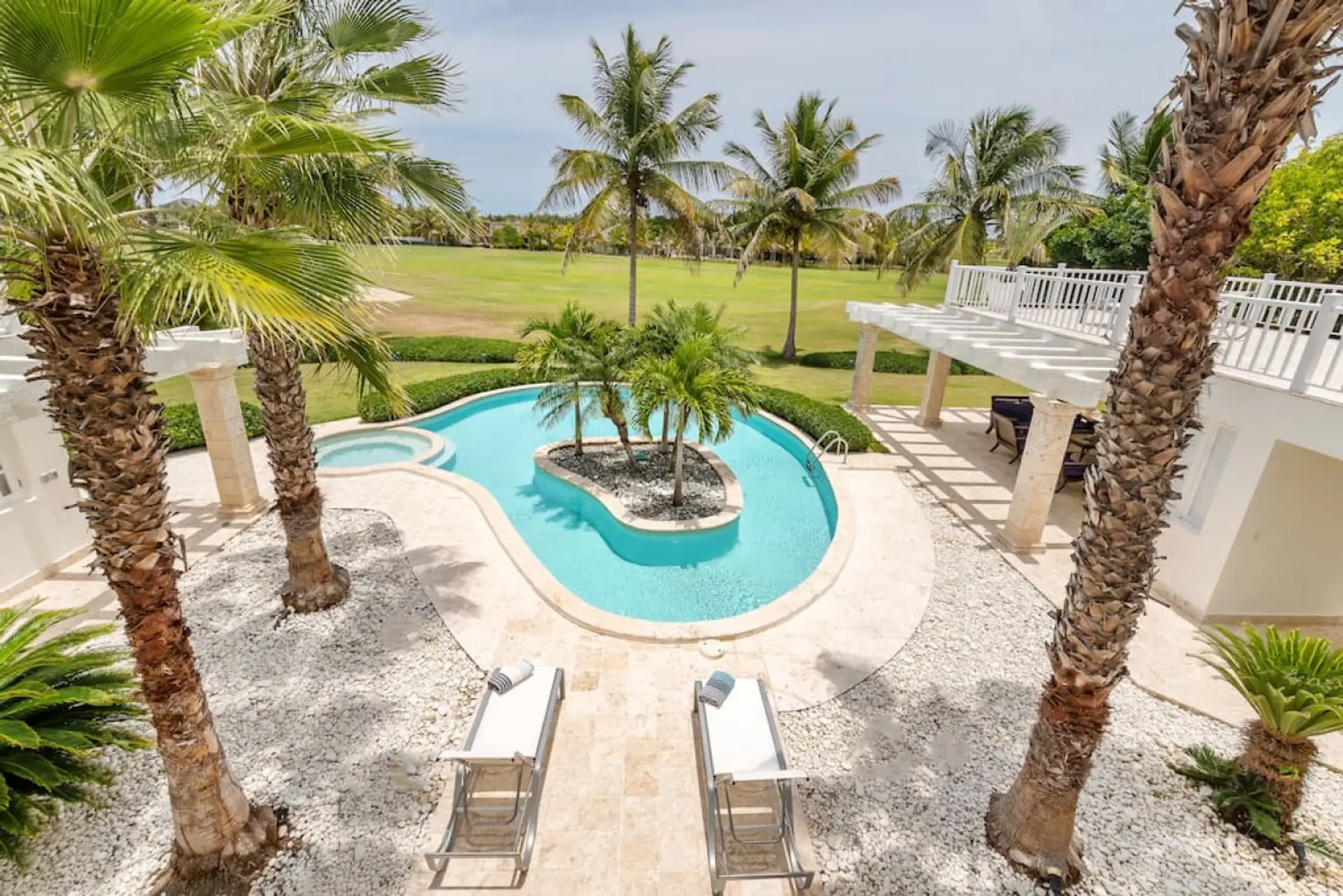 Villa Blanca: aerial view of the pool