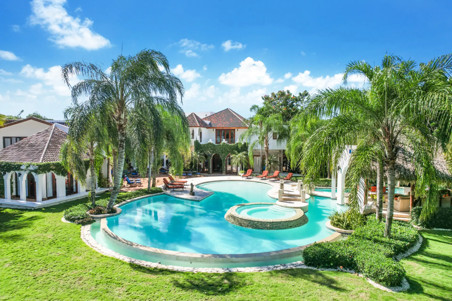 Villa de Los Sueños: Lavish villa w/ full staff, resort pool, Jacuzzi & golf carts