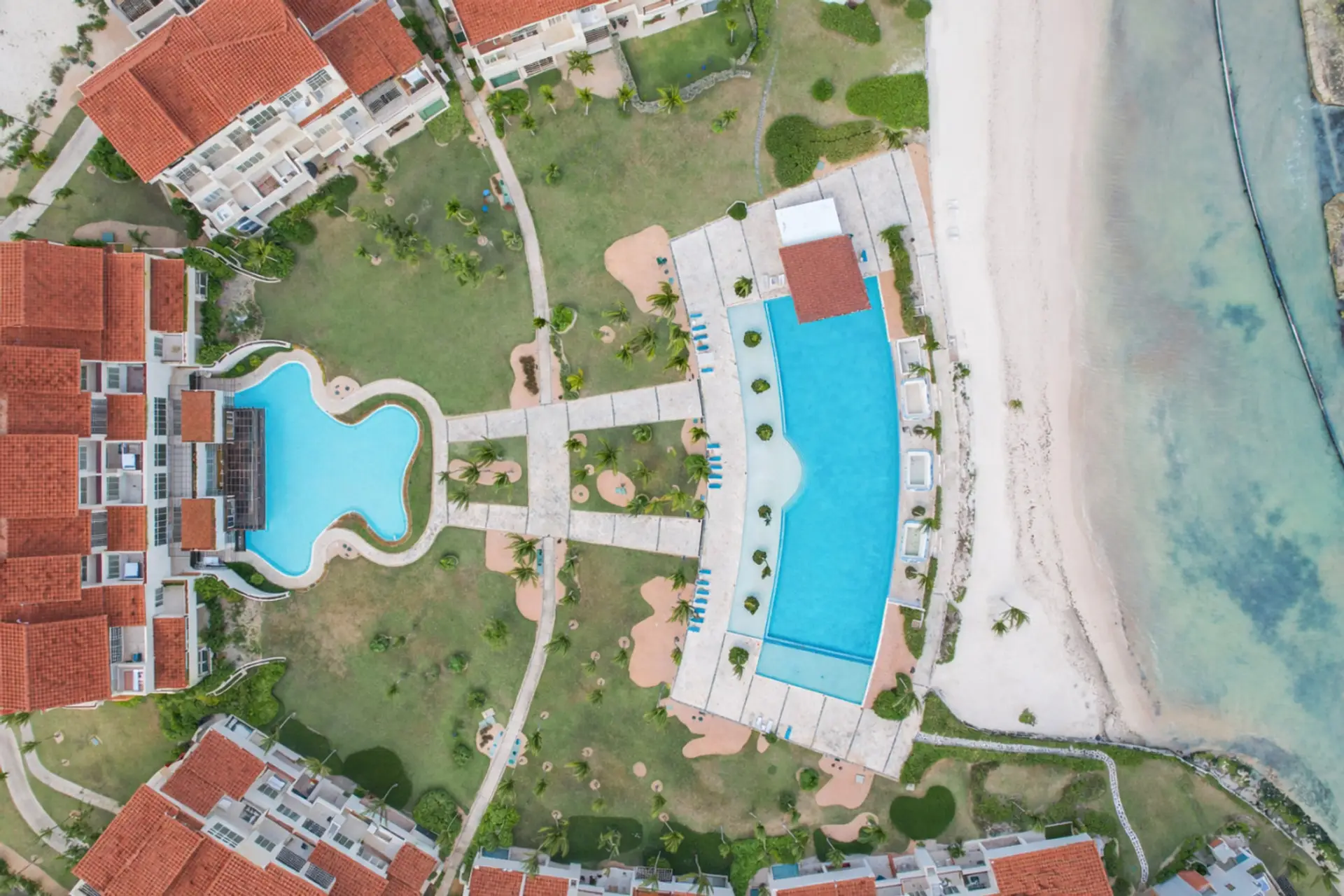 Sotogrande: aerial view of the property with pool and beach