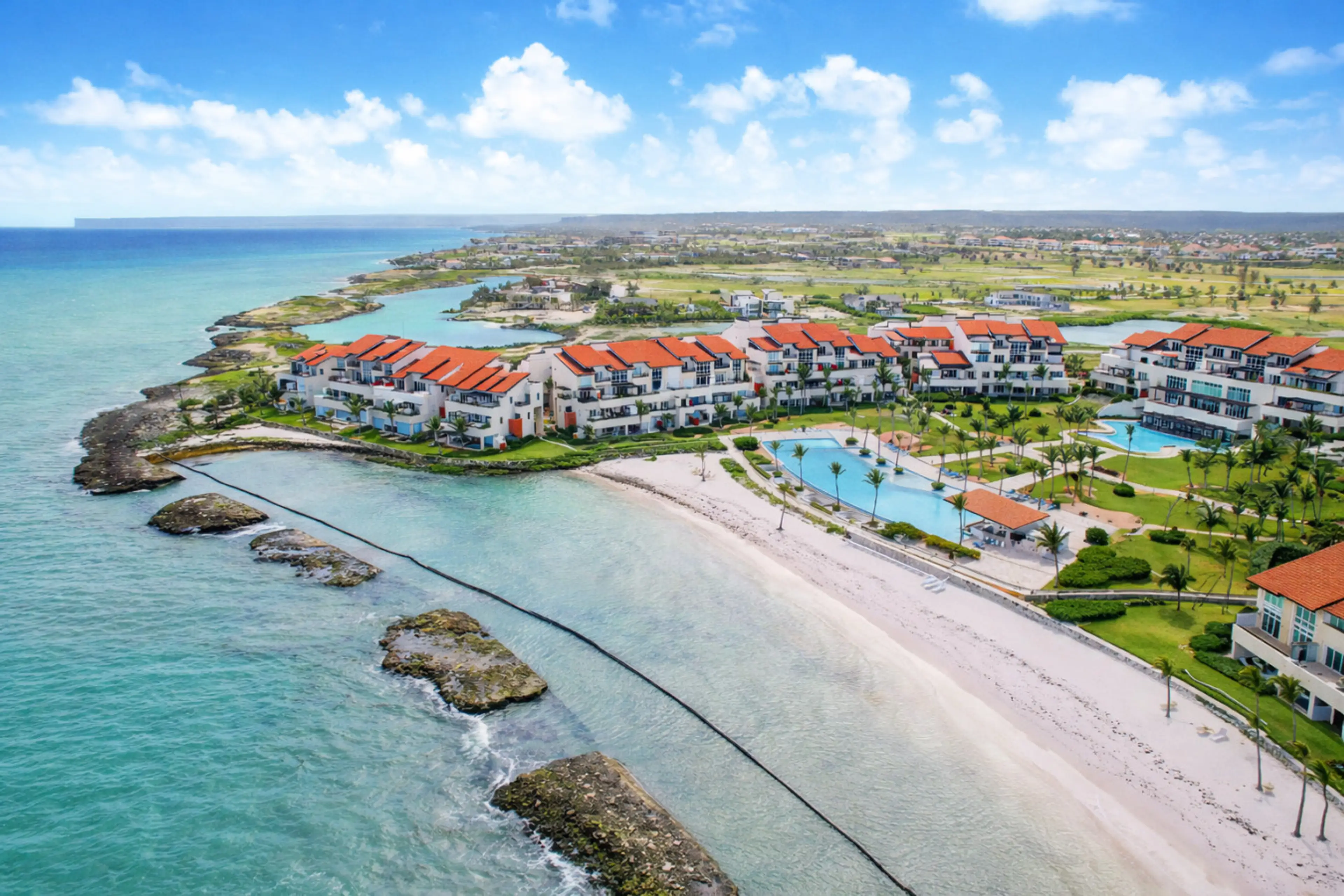 Sotogrande: aerial view of the property with pool and beach