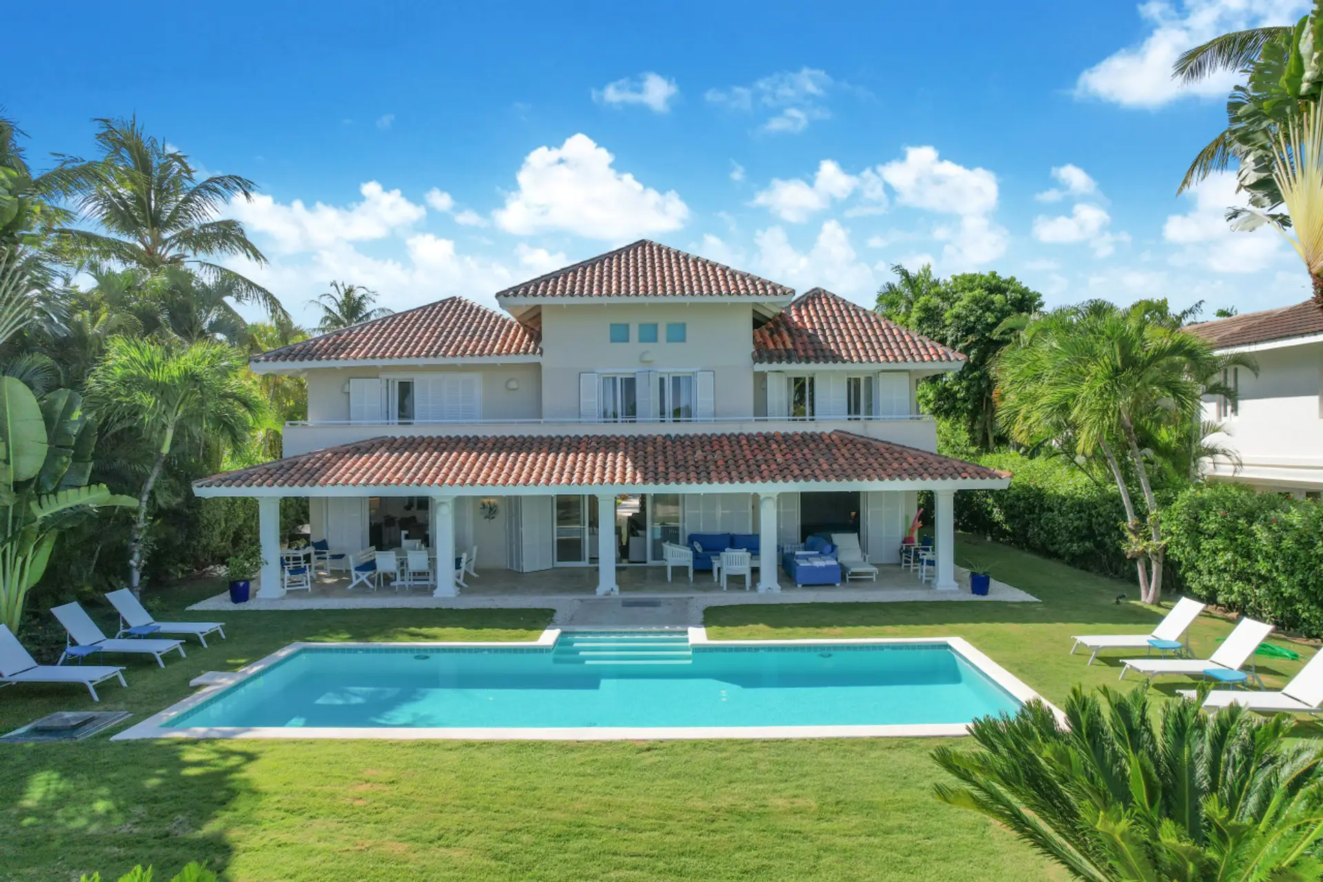 Villa Tortuga B7: Family friendly villa near the beach w/ pool, staff, and golf cart