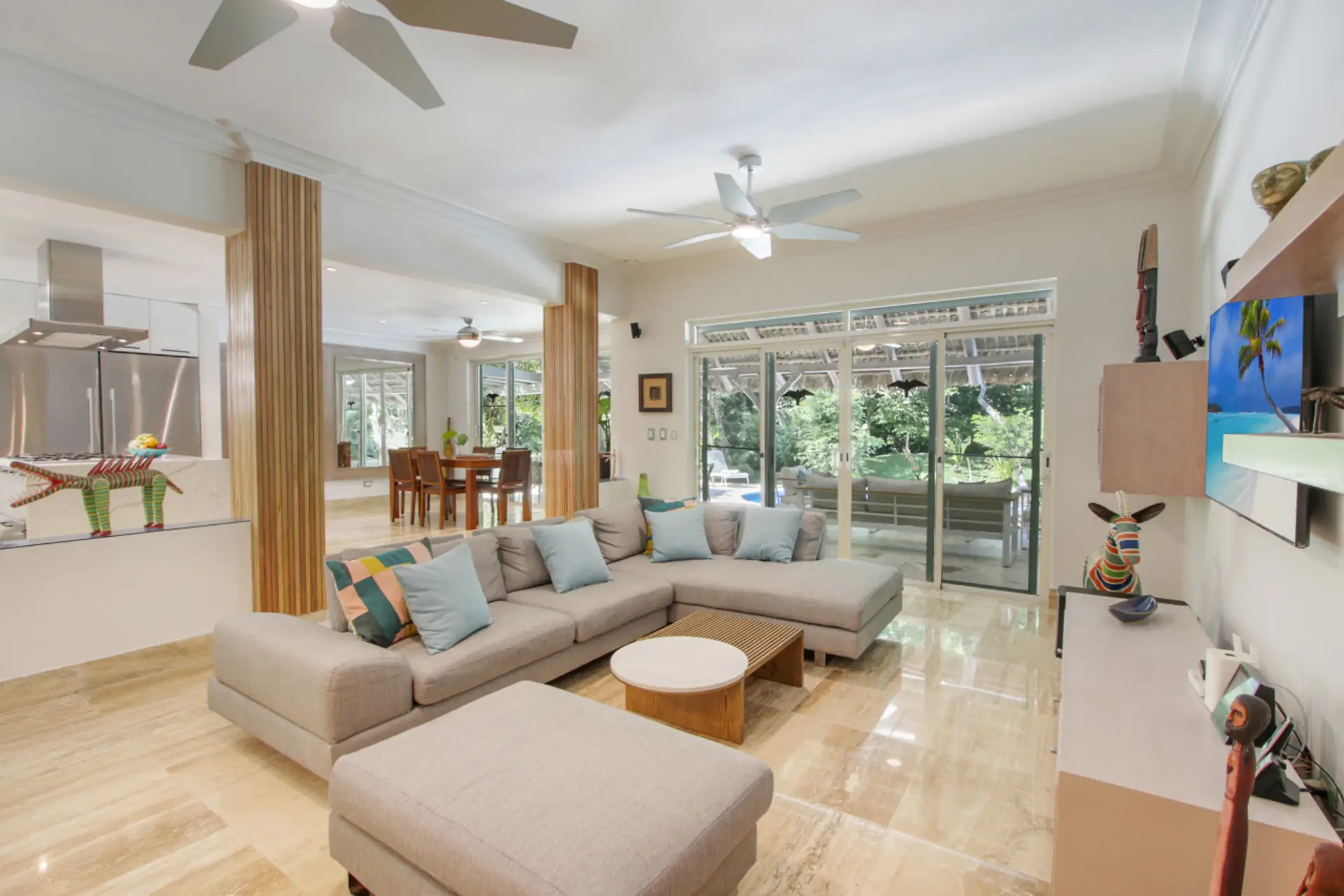 Villa Tortuga B55: spacious living room with TV