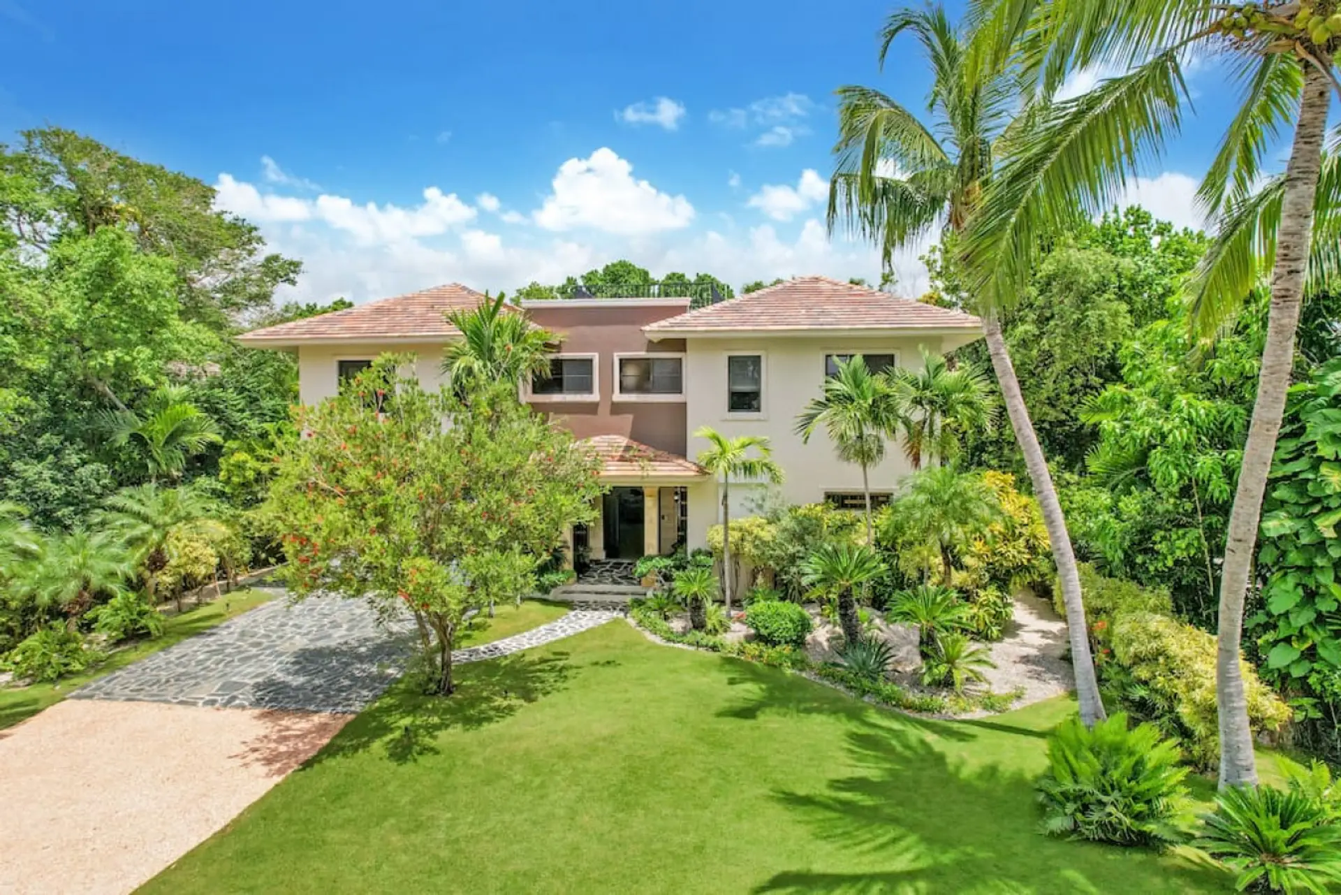 Villa Tortuga B54: Charming villa close to beach w/ pool, staff, and golf cart